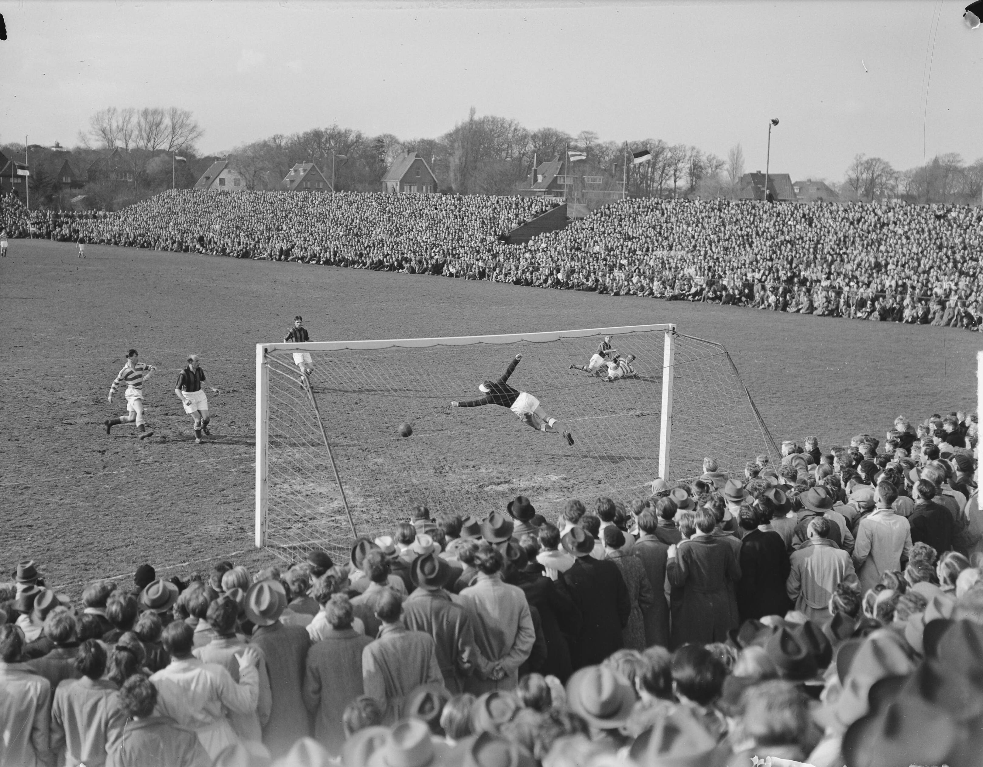 Voetbal. RCH tegen Blauw-Wit 0-2. Blauw-Wit kampioen — Voetbal. RCH tegen Blauw-Wit 0-2. Spelmoment — Foto: Bilsen, Joop van / Anefo. Licentie: Set B: Rechtenvrij / Publiek Domein. Bron: Nationaal Archief. http://hdl.handle.net/10648/a8e863f8-d0b4-102d-bcf8-003048976d84