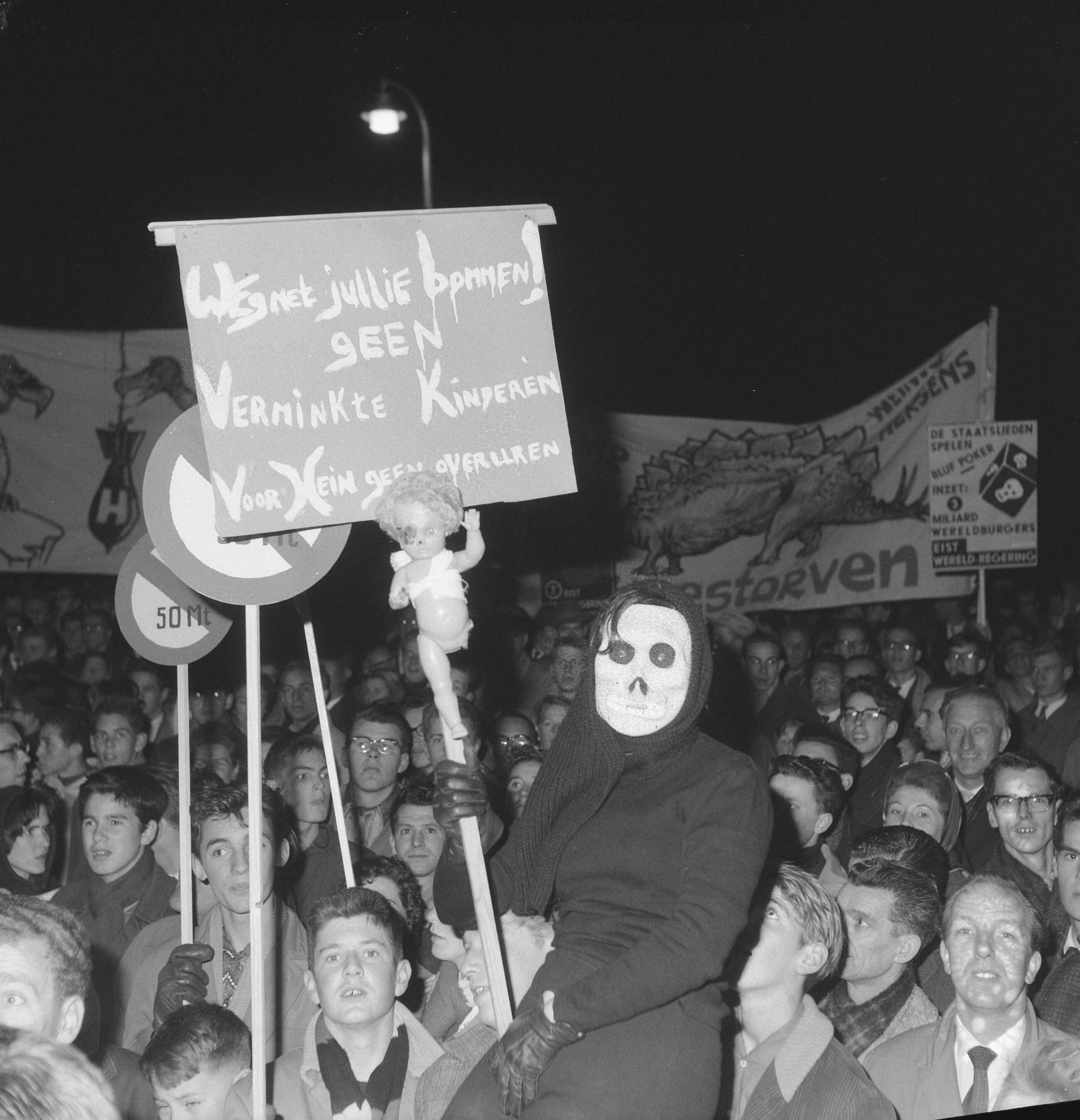 Fotocollectie Anefo — Anti-Atoombommars in Den Haag. De betogers onderweg — Foto: Pot, Harry / Anefo. Licentie: Set B: Rechtenvrij / Publiek Domein. Bron: Nationaal Archief. http://hdl.handle.net/10648/a9e99376-d0b4-102d-bcf8-003048976d84