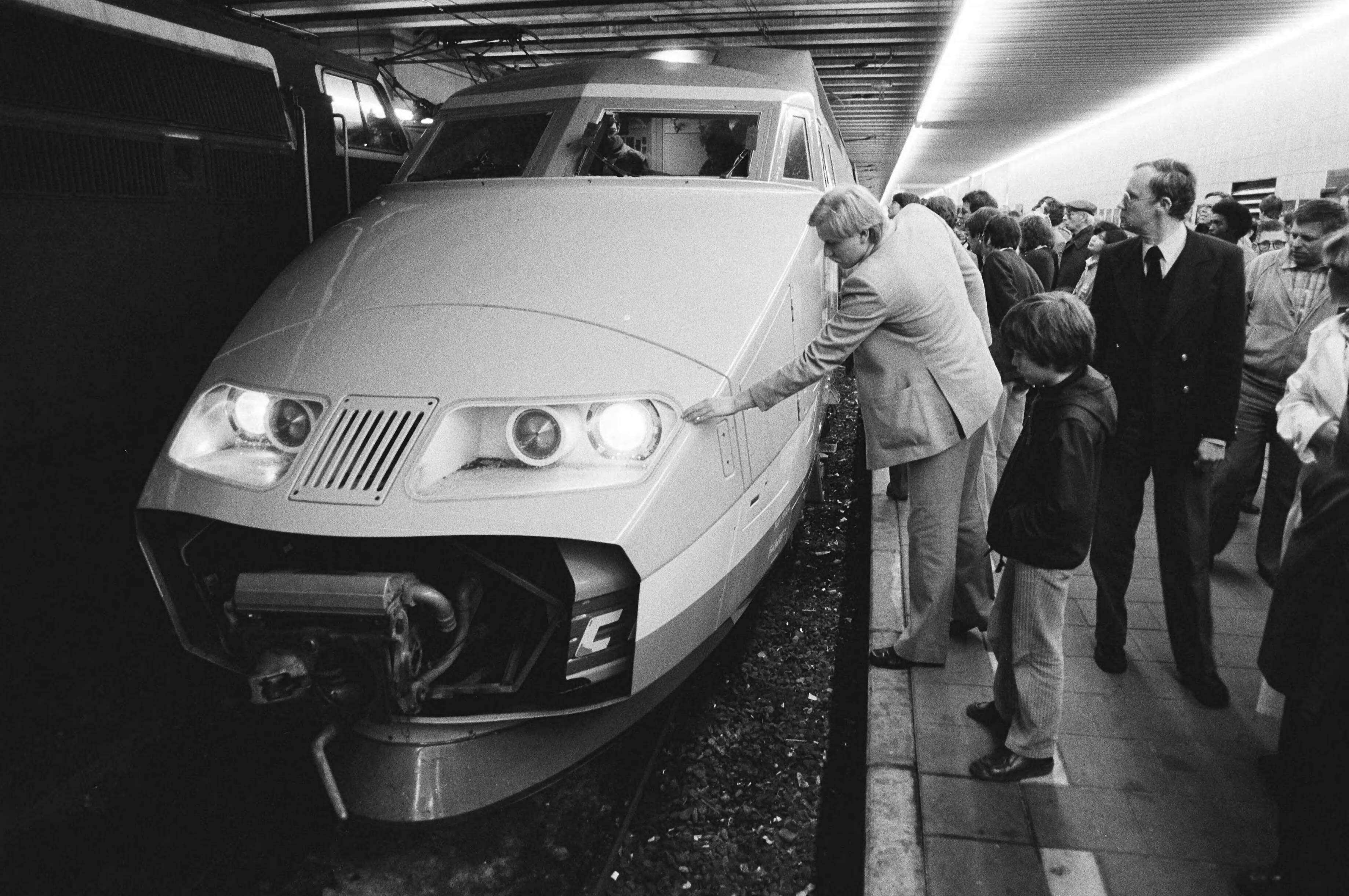 Fotocollectie Anefo — Snelste trein ter Wereld "De Train Grande Vitesse" (TGV) Centraal Station Den Haag , topsnelheid van de trein is 380 kilometer per uur — Foto: Antonisse, Marcel / Anefo. Licentie: Set B: Rechtenvrij / Publiek Domein. Bron: Nationaal Archief. http://hdl.handle.net/10648/acfa68d8-d0b4-102d-bcf8-003048976d84