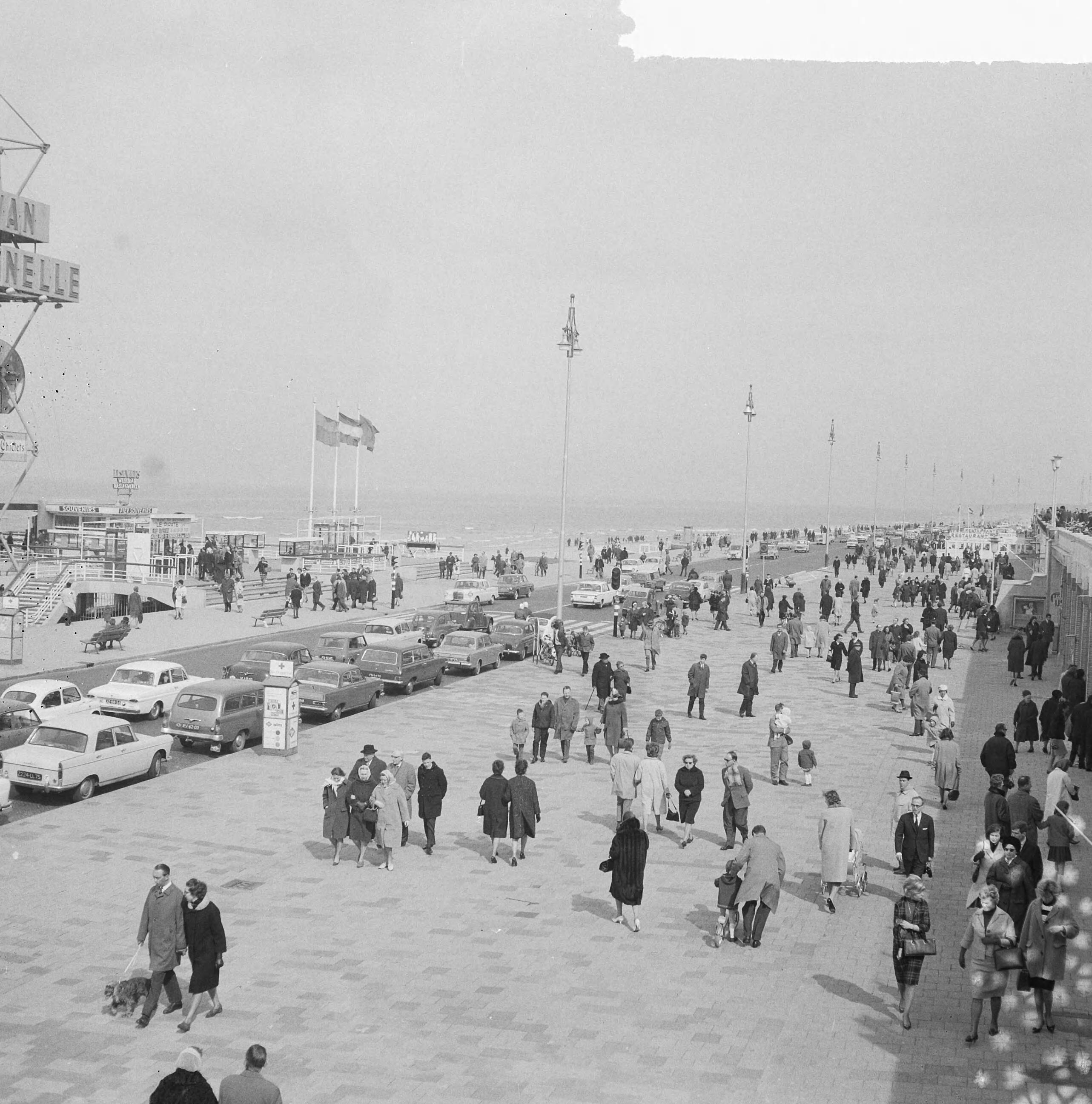 Fotocollectie Anefo — Drukte op Scheveningen, wandelaars op de boulevard — Foto: Nijs, Jac. de / Anefo. Licentie: Set B: Rechtenvrij / Publiek Domein. Bron: Nationaal Archief. http://hdl.handle.net/10648/aa9ba066-d0b4-102d-bcf8-003048976d84