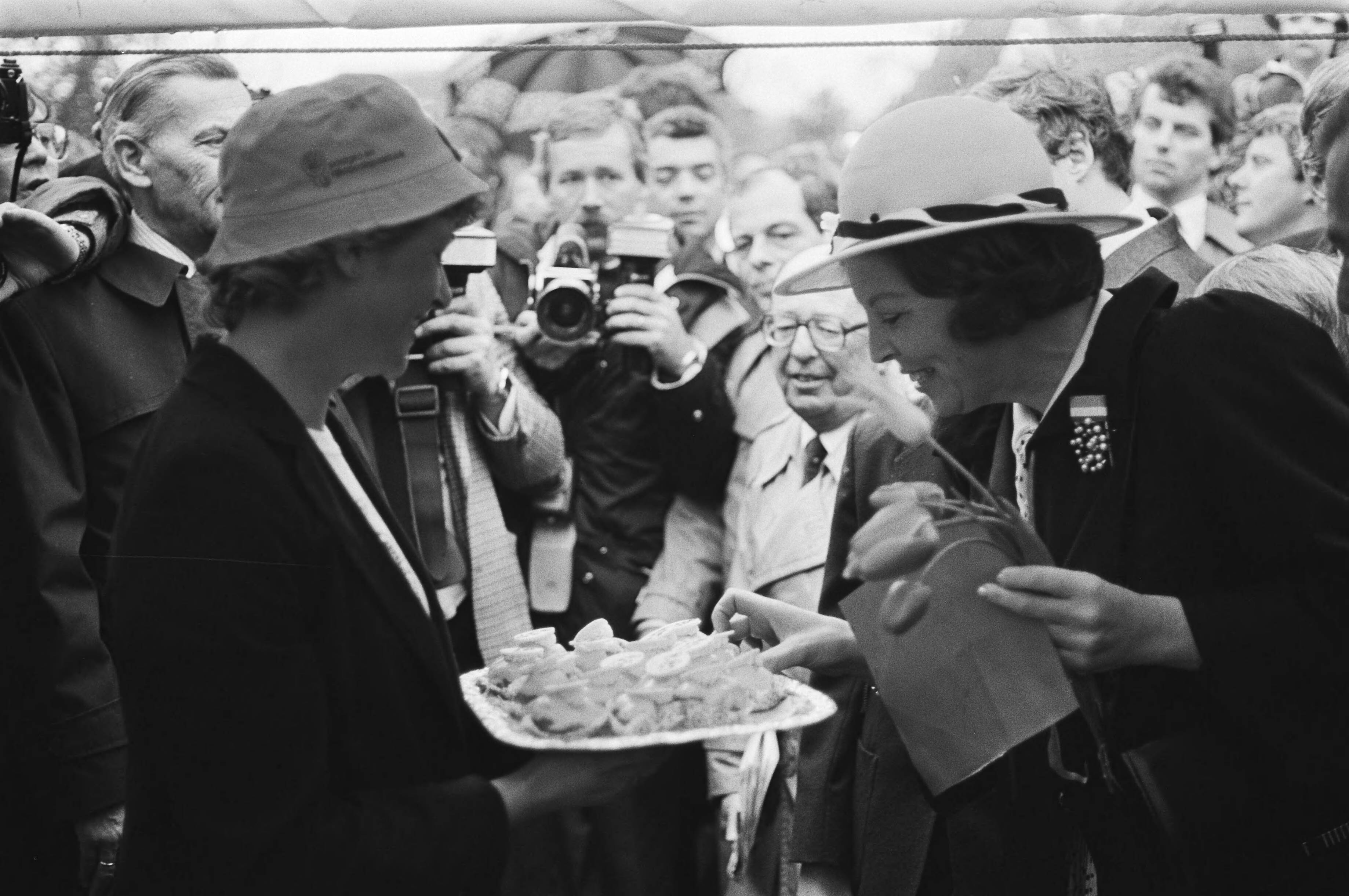 Fotocollectie Anefo — Viering Koninginnedag in Breda, Beatrix krijgt taartje aangeboden en eet dat op — Foto: Croes, Rob C. / Anefo. Licentie: Set B: Rechtenvrij / Publiek Domein. Bron: Nationaal Archief. http://hdl.handle.net/10648/acfac346-d0b4-102d-bcf8-003048976d84