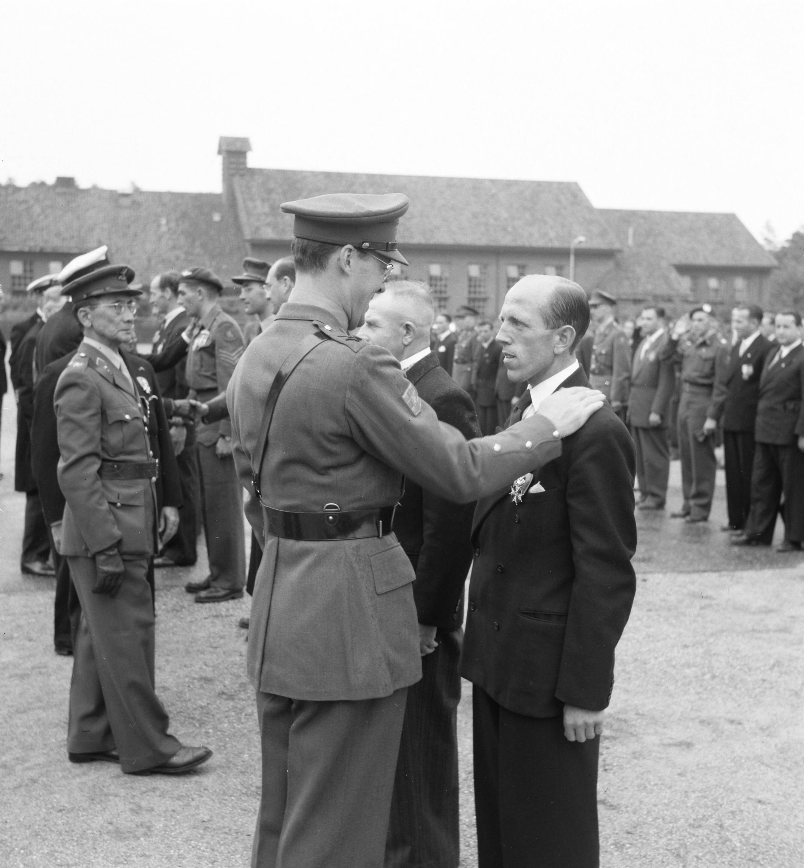 Fotocollectie Anefo — Uuitreiking Militaire Willemsorde in de Dumoulinkazerne te Soesterberg. H.J. Roubos, verzetsman uit Rotterdam ontvangt de ridderslag van prins Bernhard — Foto: Noske, J.D. / Anefo. Licentie: Set B: Rechtenvrij / Publiek Domein. Bron: Nationaal Archief. http://hdl.handle.net/10648/a8dc80ba-d0b4-102d-bcf8-003048976d84