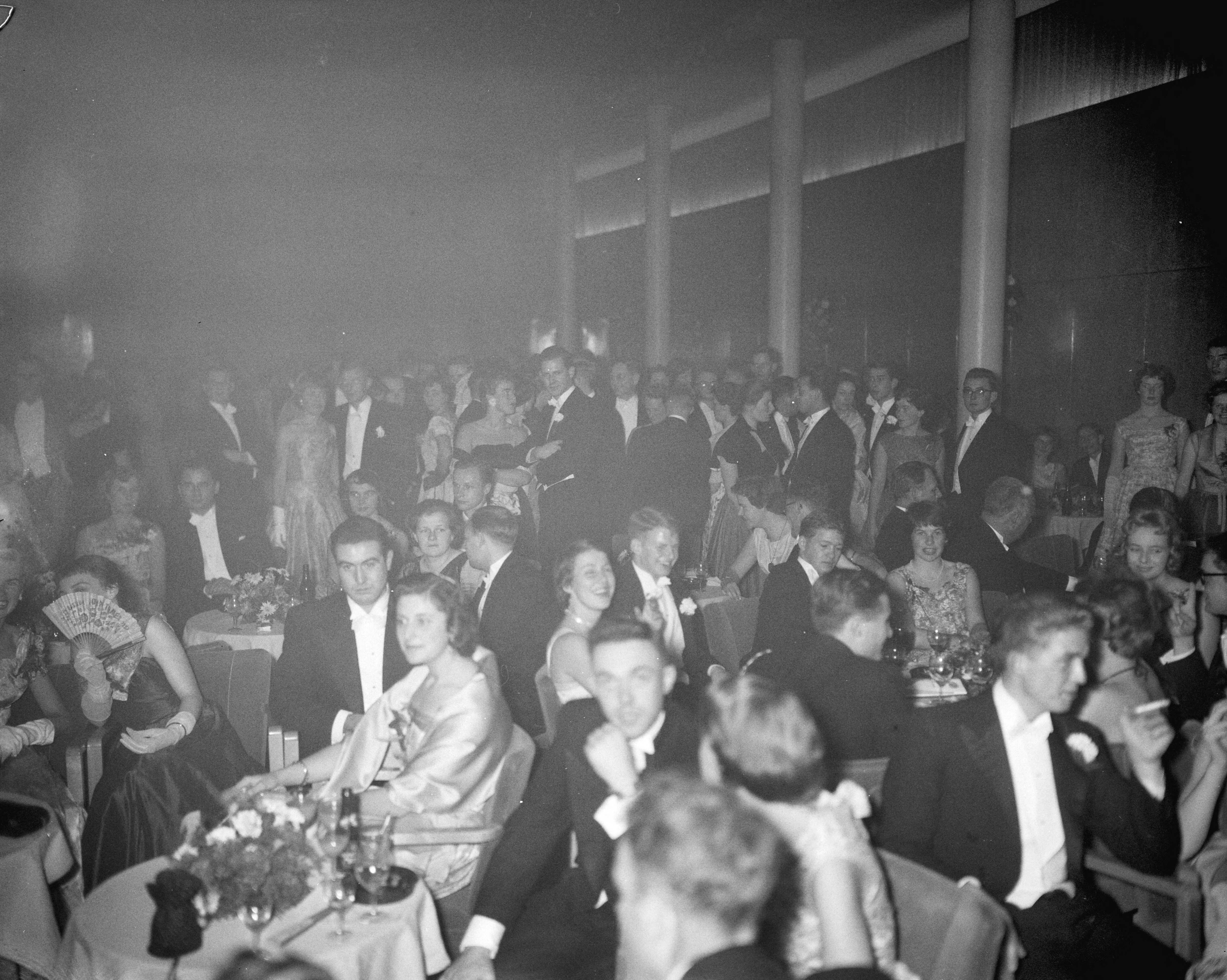 Fotocollectie Anefo — Lustrumviering van de tandheelkundige studentenvereniging "John Tomes" te Utrecht — Foto: Bilsen, Joop van / Anefo. Licentie: Set B: Rechtenvrij / Publiek Domein. Bron: Nationaal Archief. http://hdl.handle.net/10648/a96e2e34-d0b4-102d-bcf8-003048976d84