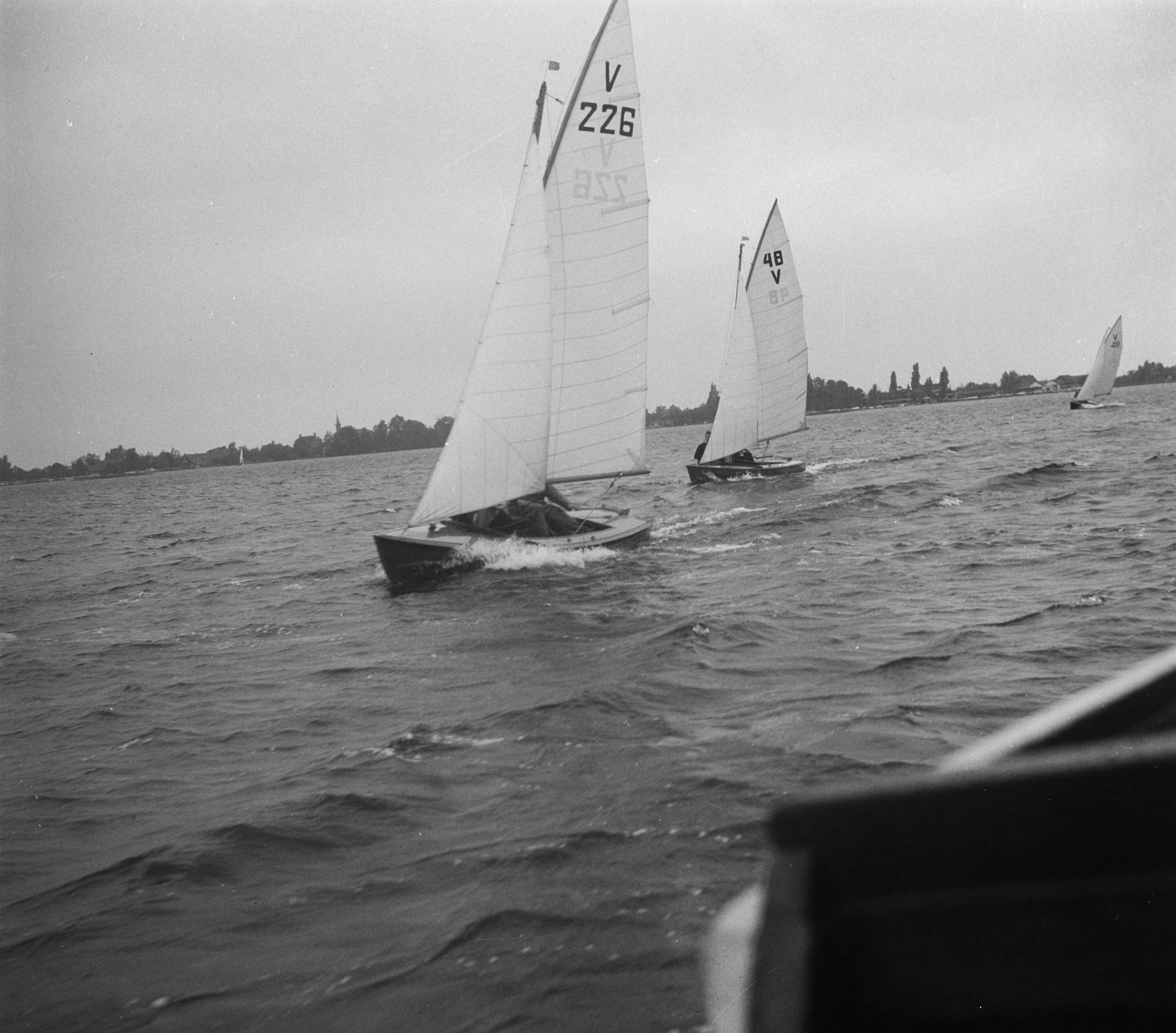 Fotocollectie Anefo — Zeilwedstrijd te Loosdrecht — Foto: Oorschot, […] van / Anefo. Licentie: Set B: Rechtenvrij / Publiek Domein. Bron: Nationaal Archief. http://hdl.handle.net/10648/a8de8ec8-d0b4-102d-bcf8-003048976d84