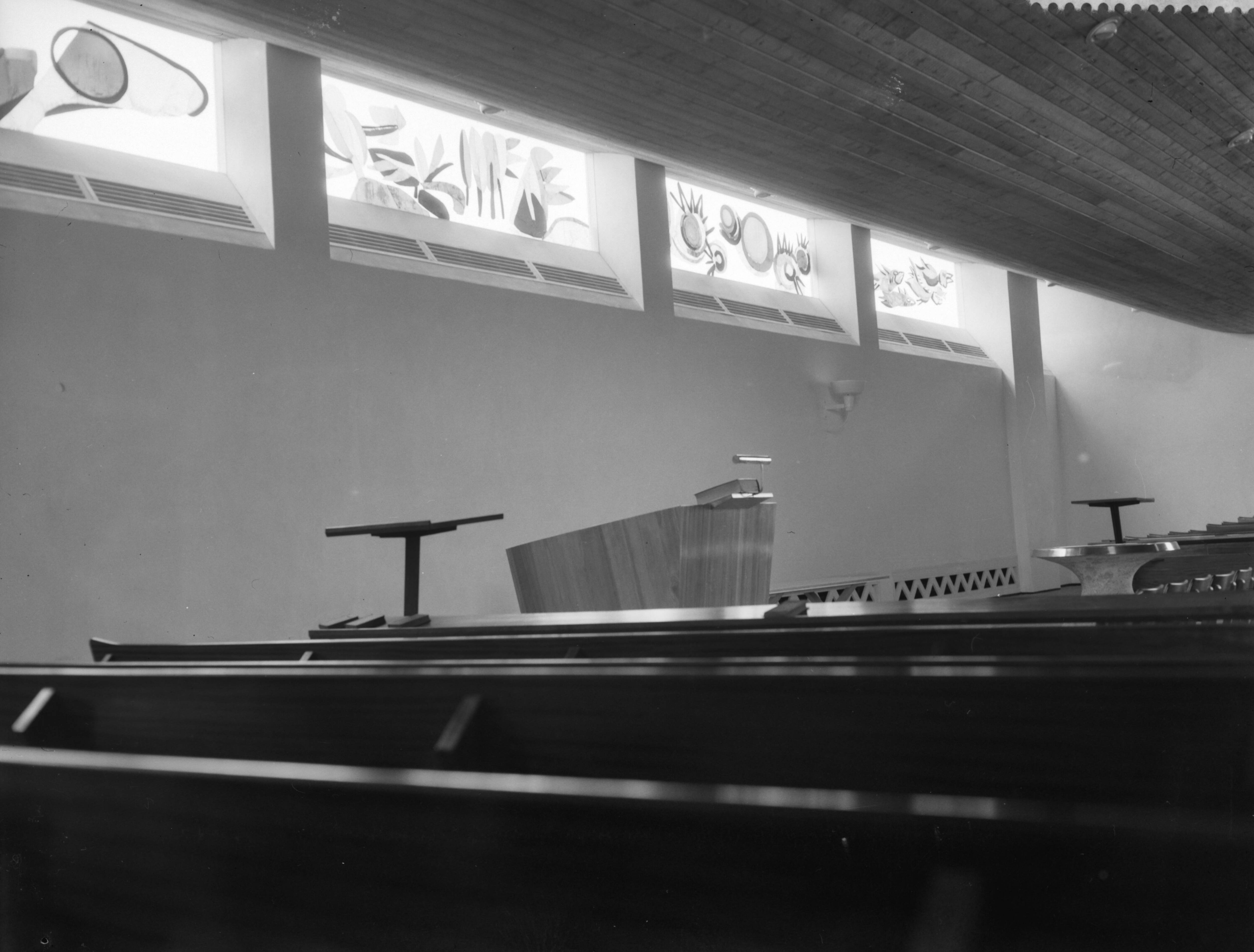 Fotocollectie Anefo — Zaandam. Hervormde Paaskerk, Burg. Ter Laanplantsoen 1958: interieur met ramen naar ontwerp van Karel Appel — Foto: Rossem, Wim van / Anefo. Licentie: Set B: Rechtenvrij / Publiek Domein. Bron: Nationaal Archief. http://hdl.handle.net/10648/a976c2f6-d0b4-102d-bcf8-003048976d84