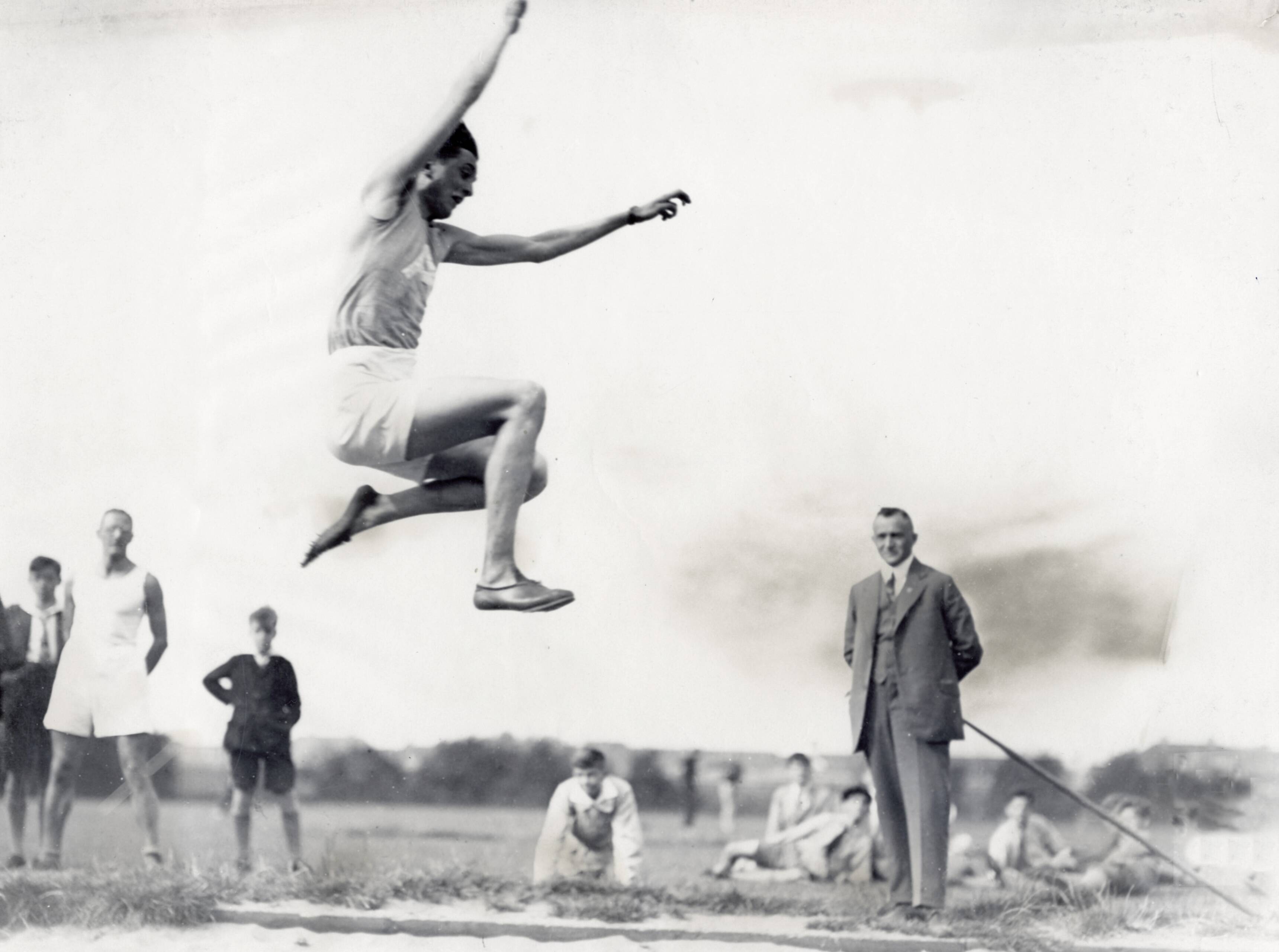 Sport — Sport, Olympische Spelen Amsterdam, 1928 : Een athleet tijdens het verspringen. — Foto: Fotograaf Onbekend / Algemeen Fotobureau Amsterdam / Rechtenvrij (05589). Licentie: Set B: Rechtenvrij / Publiek Domein. Bron: Nationaal Archief. http://hdl.handle.net/10648/35429da7-08d2-a382-e063-6df0900a6686