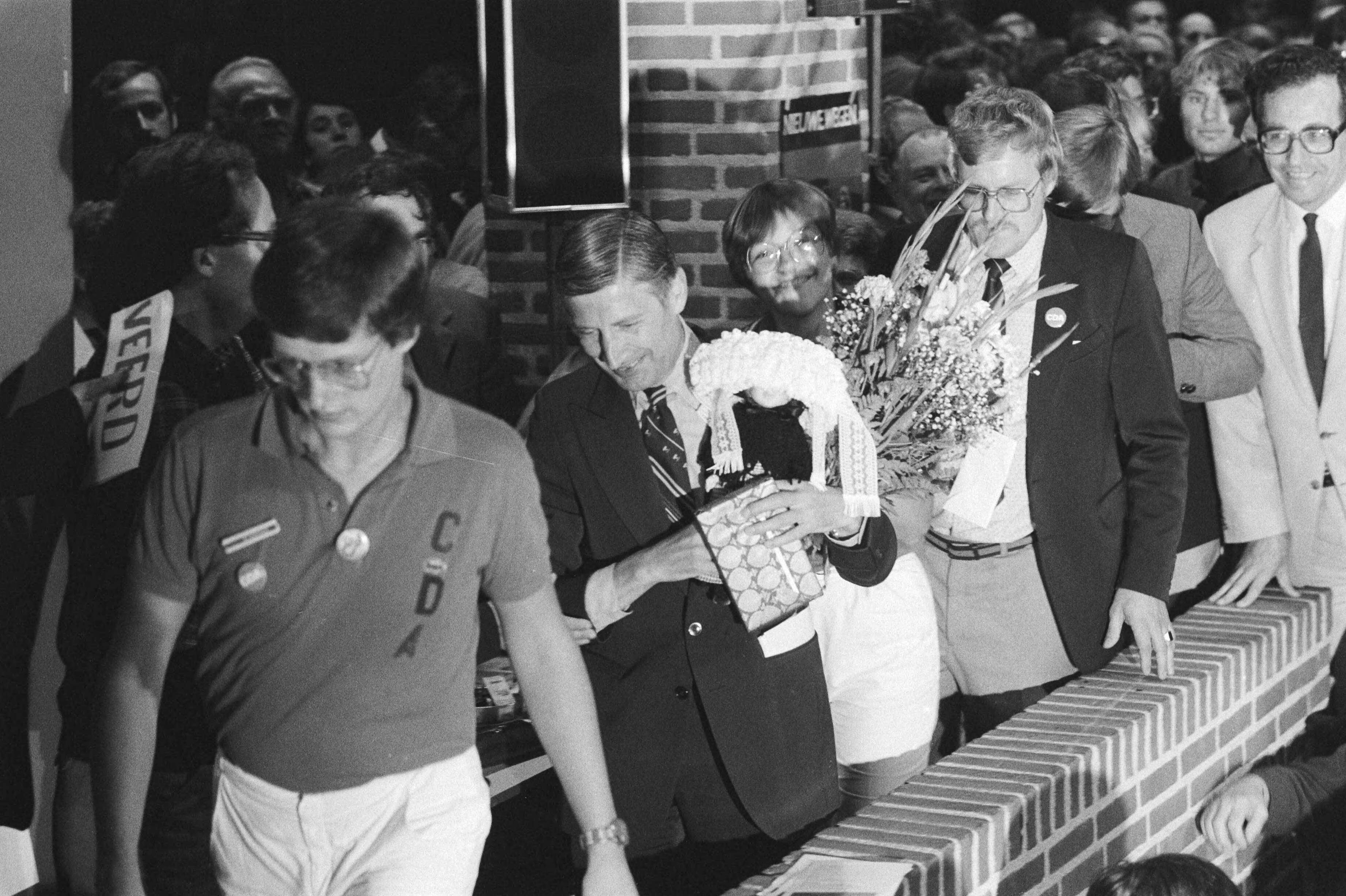 Fotocollectie Anefo — CDA-verkiezingscampagne in Gemeenschapshuis Den Domp in Haaren met o.a. uitreikingTyl Uylenspiegelprijs aan Van Agt door jongeren CVP — Foto: Croes, Rob C. / Anefo. Licentie: Set B: Rechtenvrij / Publiek Domein. Bron: Nationaal Archief. http://hdl.handle.net/10648/ad1d431c-d0b4-102d-bcf8-003048976d84