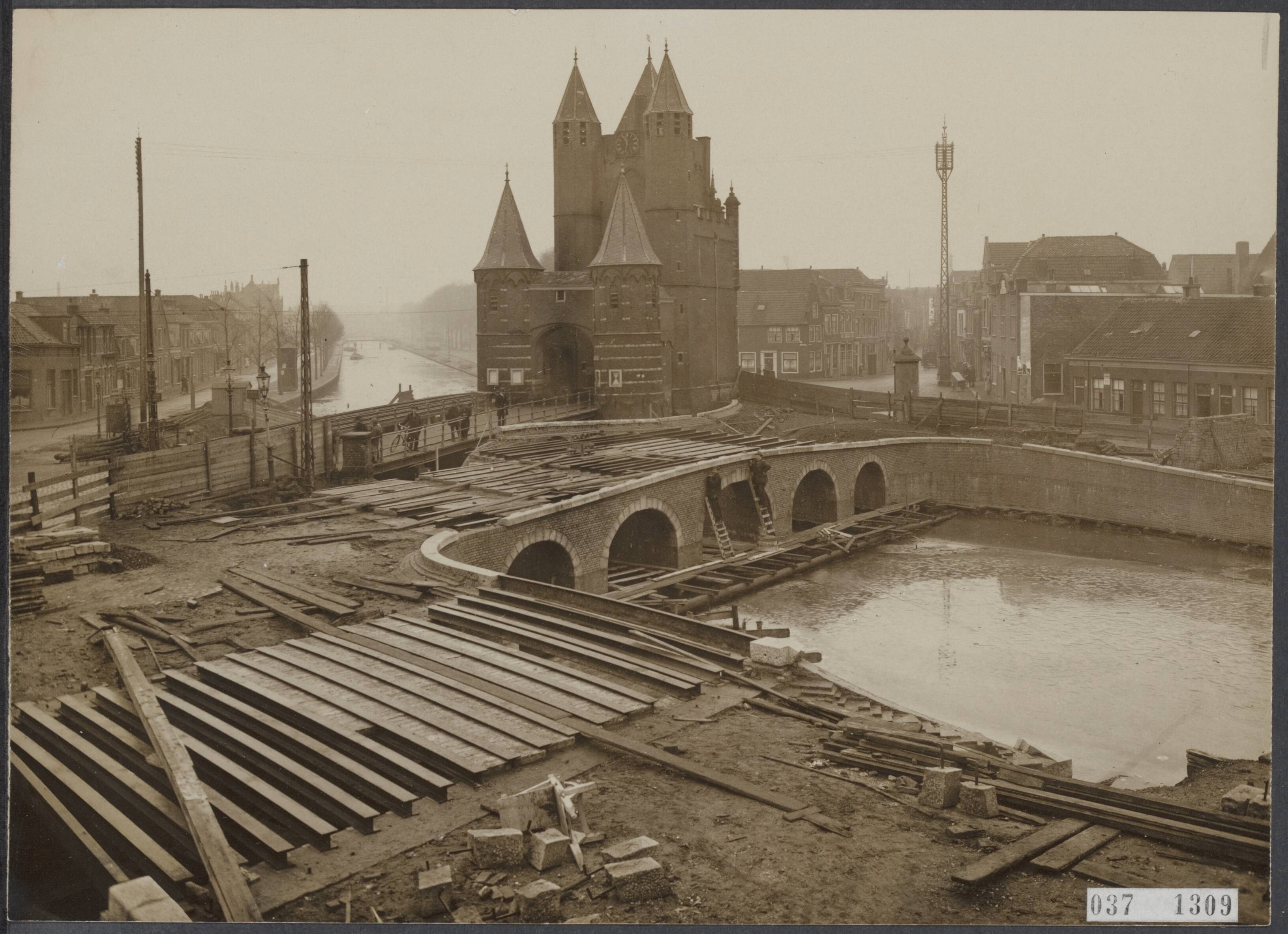 Fotocollectie Elsevier Binnenland — Bouwwerkzaamheden bij de Amsterdamse Poort te Haarlem — Foto: N.V. Vereenigde Fotobureaux. Licentie: Set B: Rechtenvrij / Publiek Domein. Bron: Nationaal Archief. http://hdl.handle.net/10648/adf0239a-d0b4-102d-bcf8-003048976d84