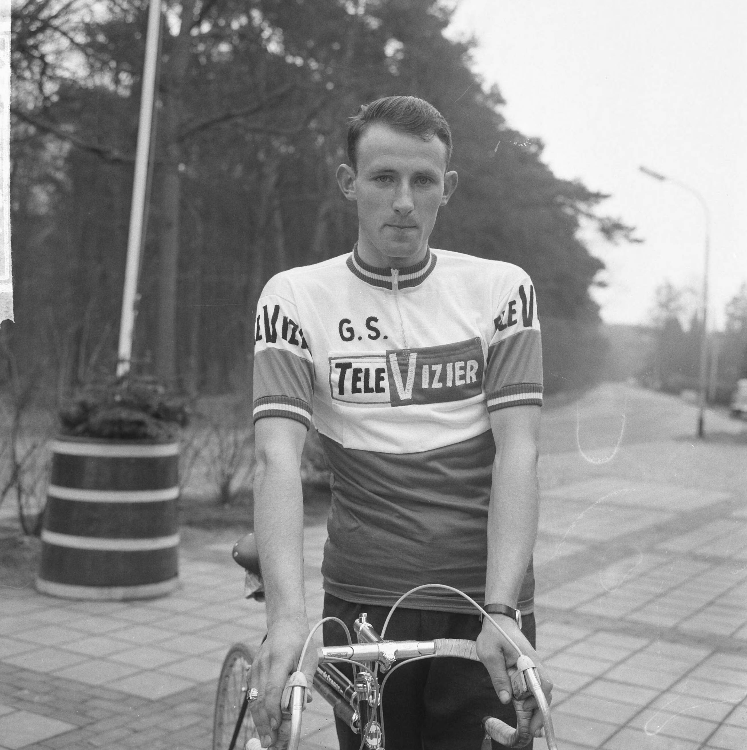 Fotocollectie Anefo — Nederlandse wielerploeg voor de Tour de France 1964 gepresenteerd, Rik Wouters met fiets — Foto: Pot, Harry / Anefo. Licentie: Set B: Rechtenvrij / Publiek Domein. Bron: Nationaal Archief. http://hdl.handle.net/10648/aa60ef3e-d0b4-102d-bcf8-003048976d84