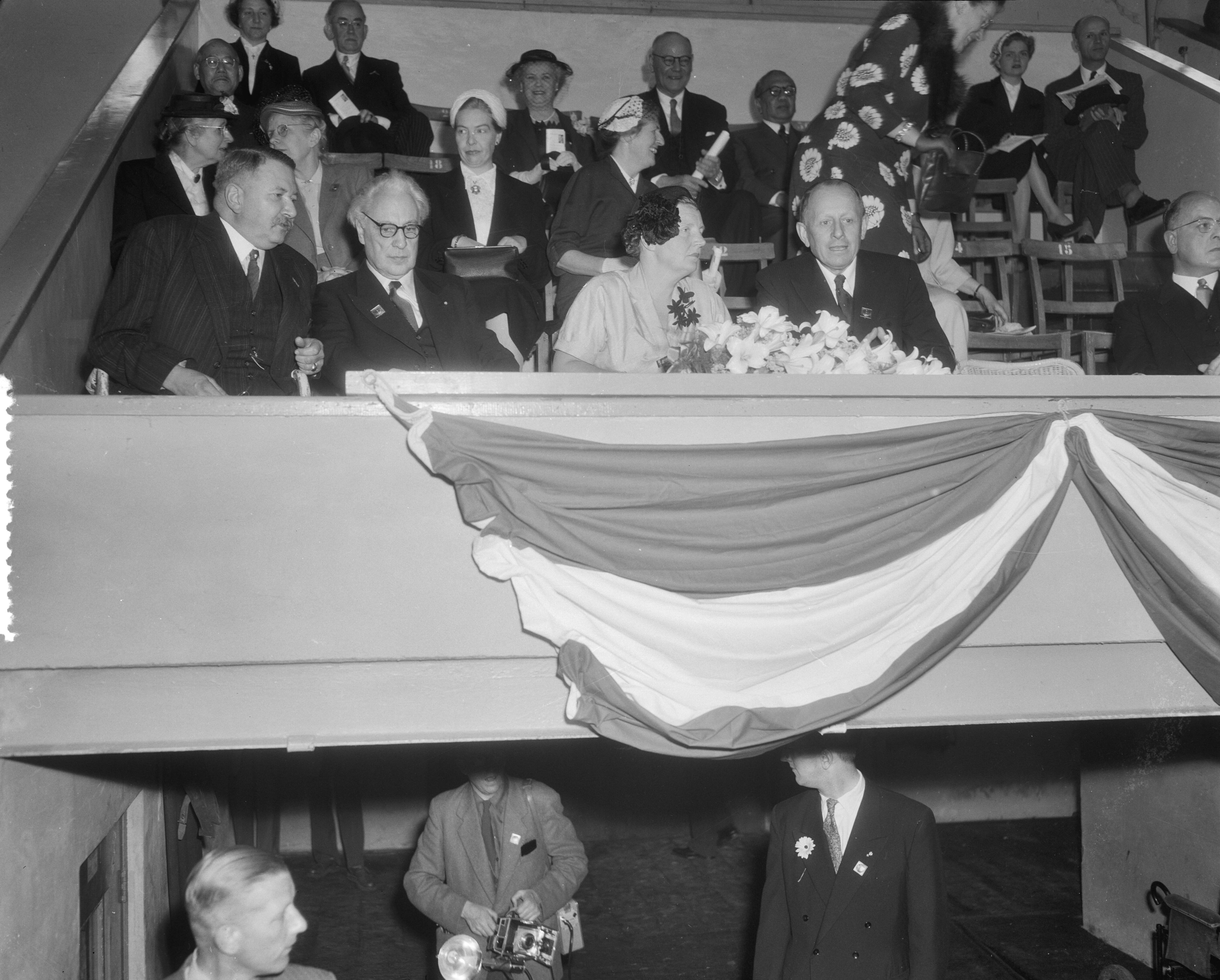 Fotocollectie Anefo — Koningin Juliana bezoekt feestvergadering van het Nederlandse Bijbelgenootschap in Den Haag — Foto: Duinen, G.W. van / Anefo. Licentie: Set B: Rechtenvrij / Publiek Domein. Bron: Nationaal Archief. http://hdl.handle.net/10648/a923c6aa-d0b4-102d-bcf8-003048976d84
