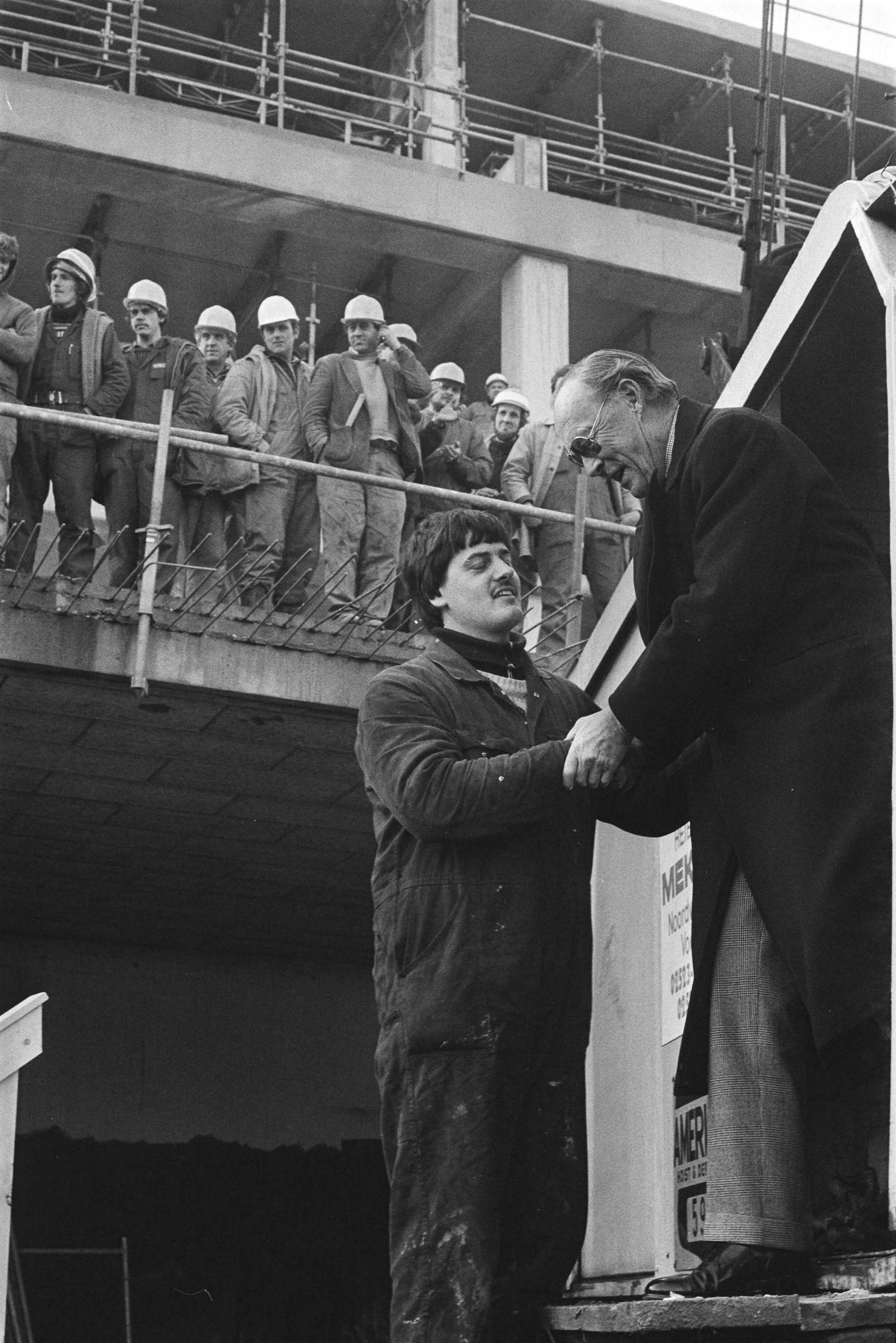 Fotocollectie Anefo — Prins Bernhard slaat eerste paal in Zoetermeer voor uitvoeringsfase twee van het stadscentrum; Prins Bernhard wordt uit kraan geholpen — Foto: Croes, Rob C. / Anefo. Licentie: Set B: Rechtenvrij / Publiek Domein. Bron: Nationaal Archief. http://hdl.handle.net/10648/ad3286d2-d0b4-102d-bcf8-003048976d84