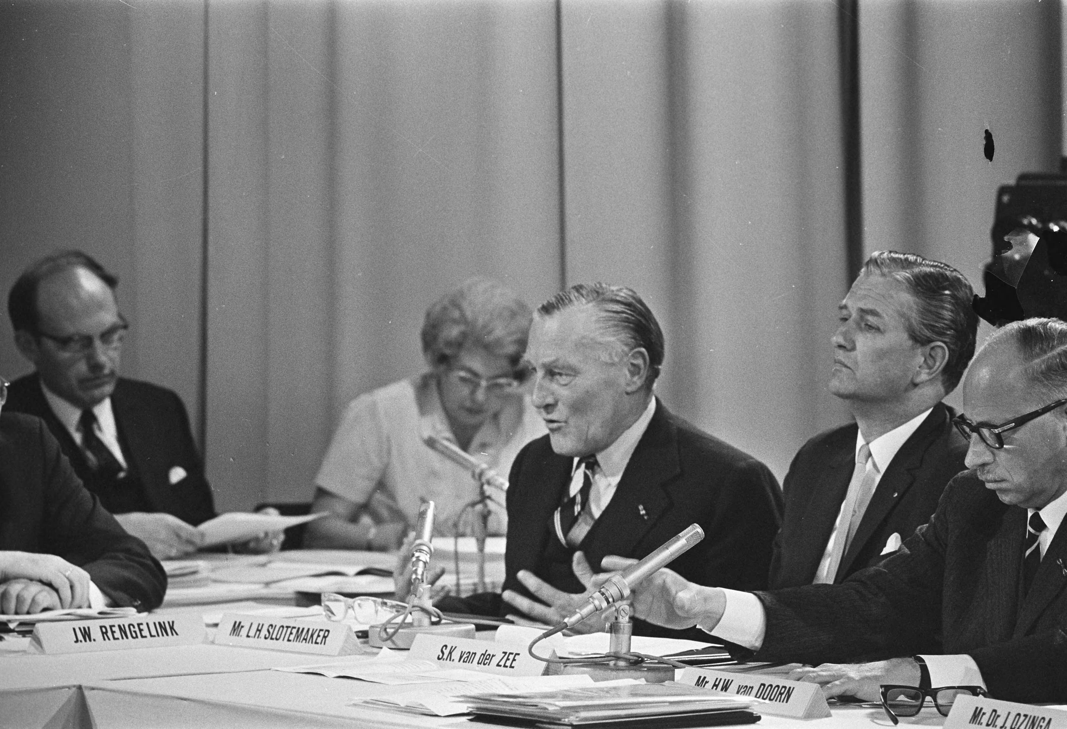 Fotocollectie Anefo — Minister Klompe installeert bestuur van Nederlandse Omroep Stichting, Hilversum tijdens receptie links Karel Prior (TROS) en rechts mr. Roosjes met echtgenote — Foto: Verhoeff, Bert / Anefo. Licentie: Set B: Rechtenvrij / Publiek Domein. Bron: Nationaal Archief. http://hdl.handle.net/10648/ab6bf748-d0b4-102d-bcf8-003048976d84