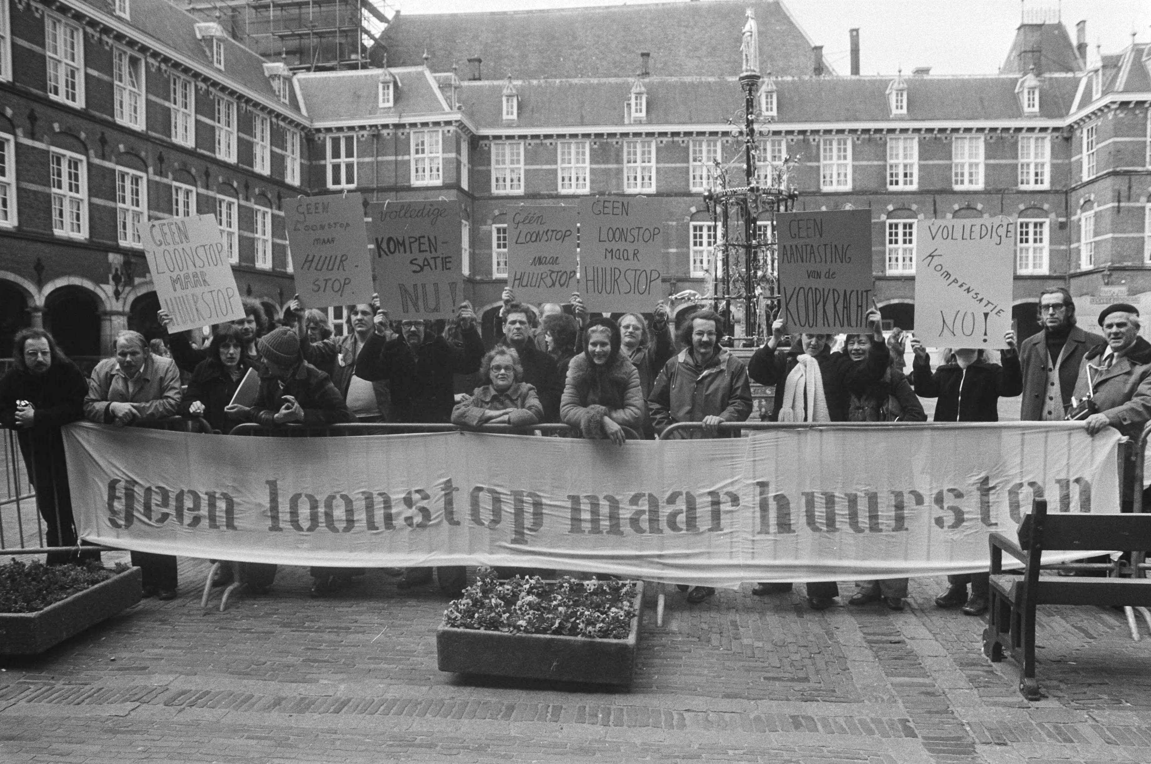 Fotocollectie Anefo — Demonstratie tegen huurverhoging op Binnenhof, Den Haag — Foto: Peters, Hans / Anefo. Licentie: Set B: Rechtenvrij / Publiek Domein. Bron: Nationaal Archief. http://hdl.handle.net/10648/ac807870-d0b4-102d-bcf8-003048976d84