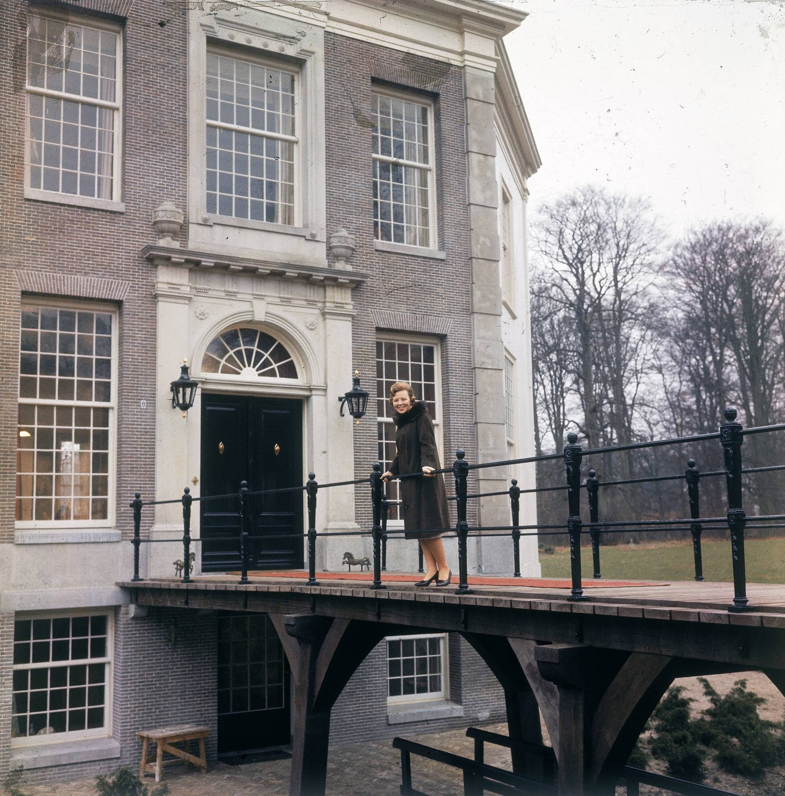 Fotocollectie RVD / Koninklijk Huis — Prinses Beatrix bij Kasteel Drakensteyn — Foto: Reijken, Tiemen van der / RVD. Licentie: Set B: Rechtenvrij / Publiek Domein. Bron: Nationaal Archief. http://hdl.handle.net/10648/afb0df80-d0b4-102d-bcf8-003048976d84