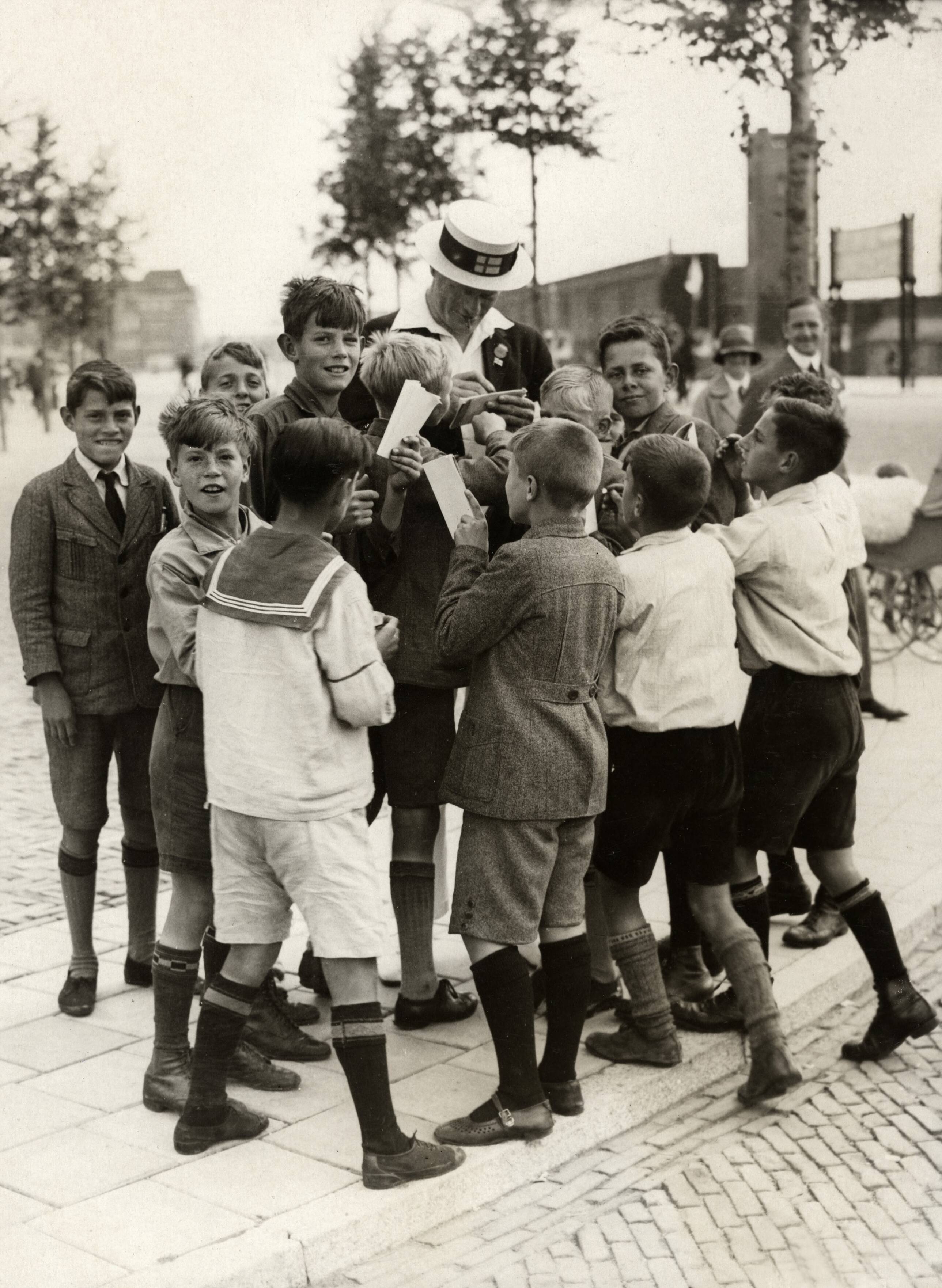 Verkeer, Sport — Sport. Olympische Spelen Amsterdam 1928. Een Zweedse atleet deelt handtekeningen uit. — Foto: Fotograaf Onbekend / Algemeen Fotobureau Amsterdam / Rechtenvrij (05589). Licentie: Set B: Rechtenvrij / Publiek Domein. Bron: Nationaal Archief. http://hdl.handle.net/10648/35429da7-1780-a382-e063-6df0900a6686