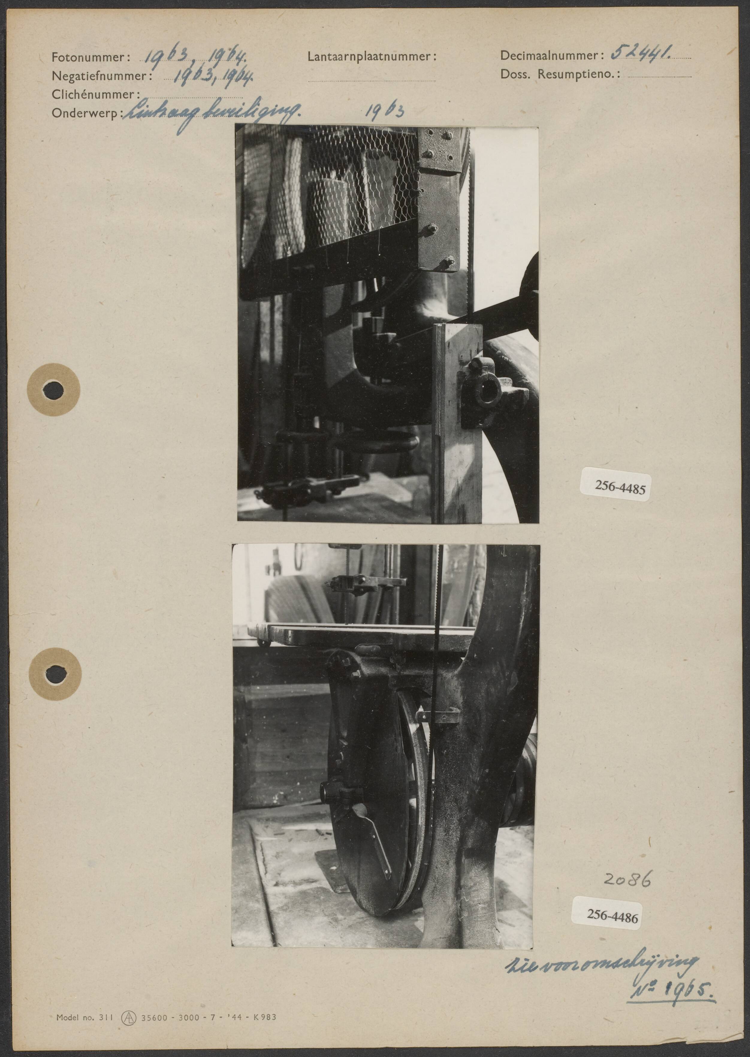 Slechte beveiliging van een lintzaag — Foto 1: Slechte beveiliging van een lintzaag bij de firma Gebr. Droste te Amsterdam (8,5x11 cm; J.D. Filarski) Foto 2: Slechte beveiliging van een lintzaag bij de firma Gebr. Droste te Amsterdam (8,5x11,5 cm; J.D. Filarski) — Foto: Filarski, Jan Daniel / Arbeidsinspectie. Licentie: Set B: Rechtenvrij / Publiek Domein. Bron: Nationaal Archief. http://hdl.handle.net/10648/b06b7160-d0b4-102d-bcf8-003048976d84