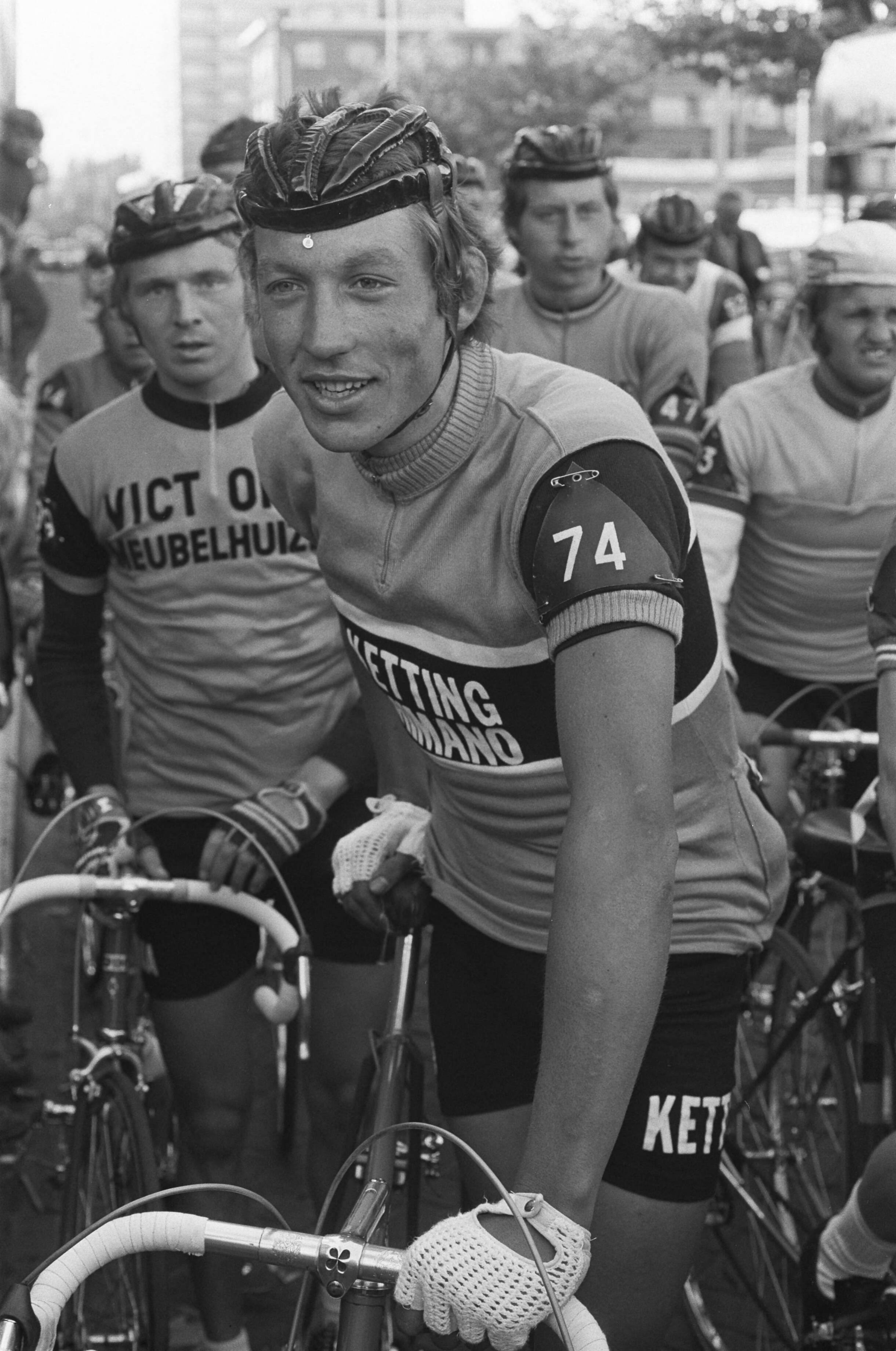Fotocollectie Anefo — Proloog Olympias toer in Den Haag ; start, nr. 10 Aad van de Hoek kop — Foto: Verhoeff, Bert / Anefo. Licentie: Set B: Rechtenvrij / Publiek Domein. Bron: Nationaal Archief. http://hdl.handle.net/10648/ac492460-d0b4-102d-bcf8-003048976d84