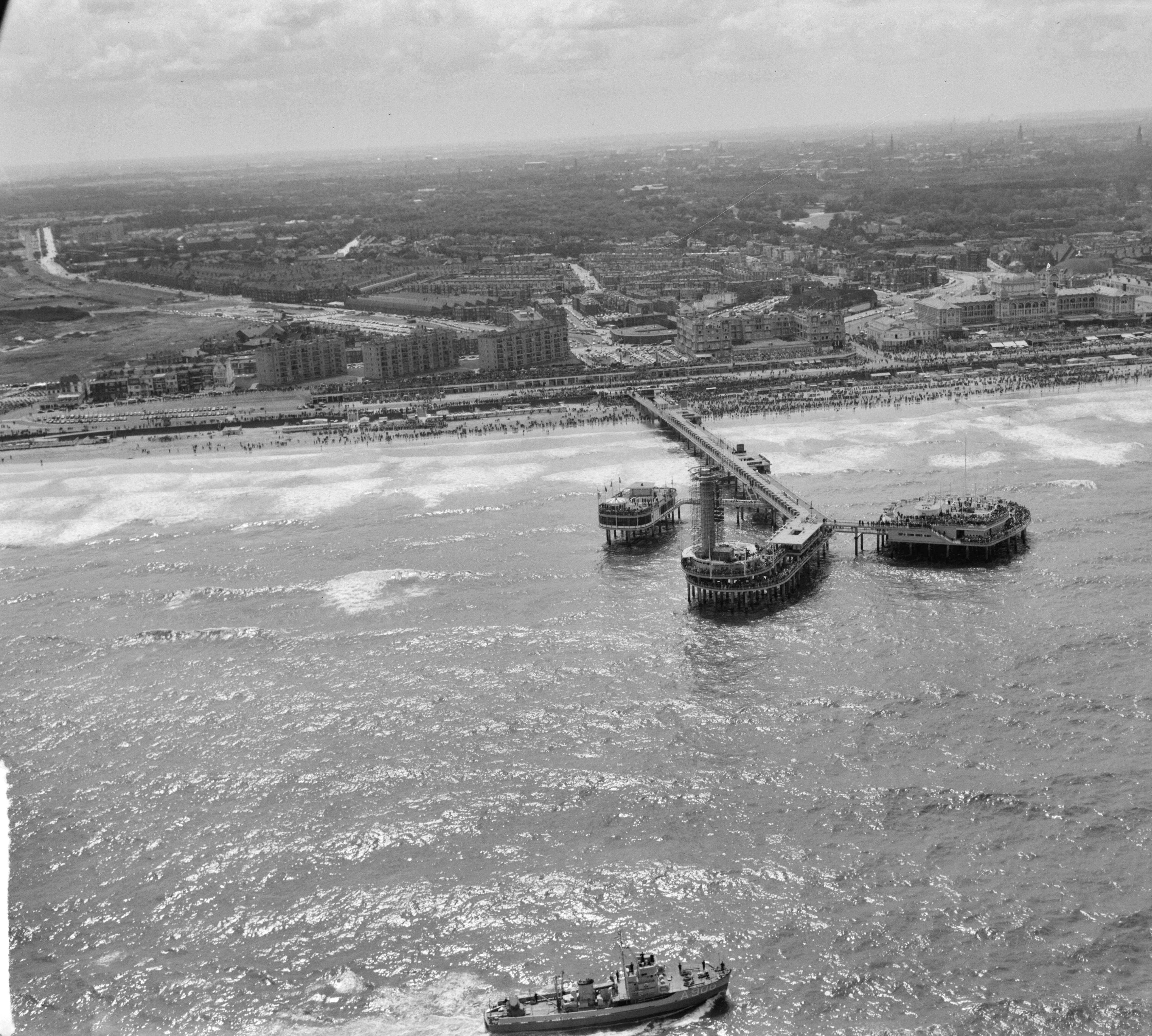 Fotocollectie Anefo — Vlootschouw bij Scheveningen (luchtopnamen) — Foto: Rossem, Wim van / Anefo. Licentie: Set B: Rechtenvrij / Publiek Domein. Bron: Nationaal Archief. http://hdl.handle.net/10648/a9db834e-d0b4-102d-bcf8-003048976d84