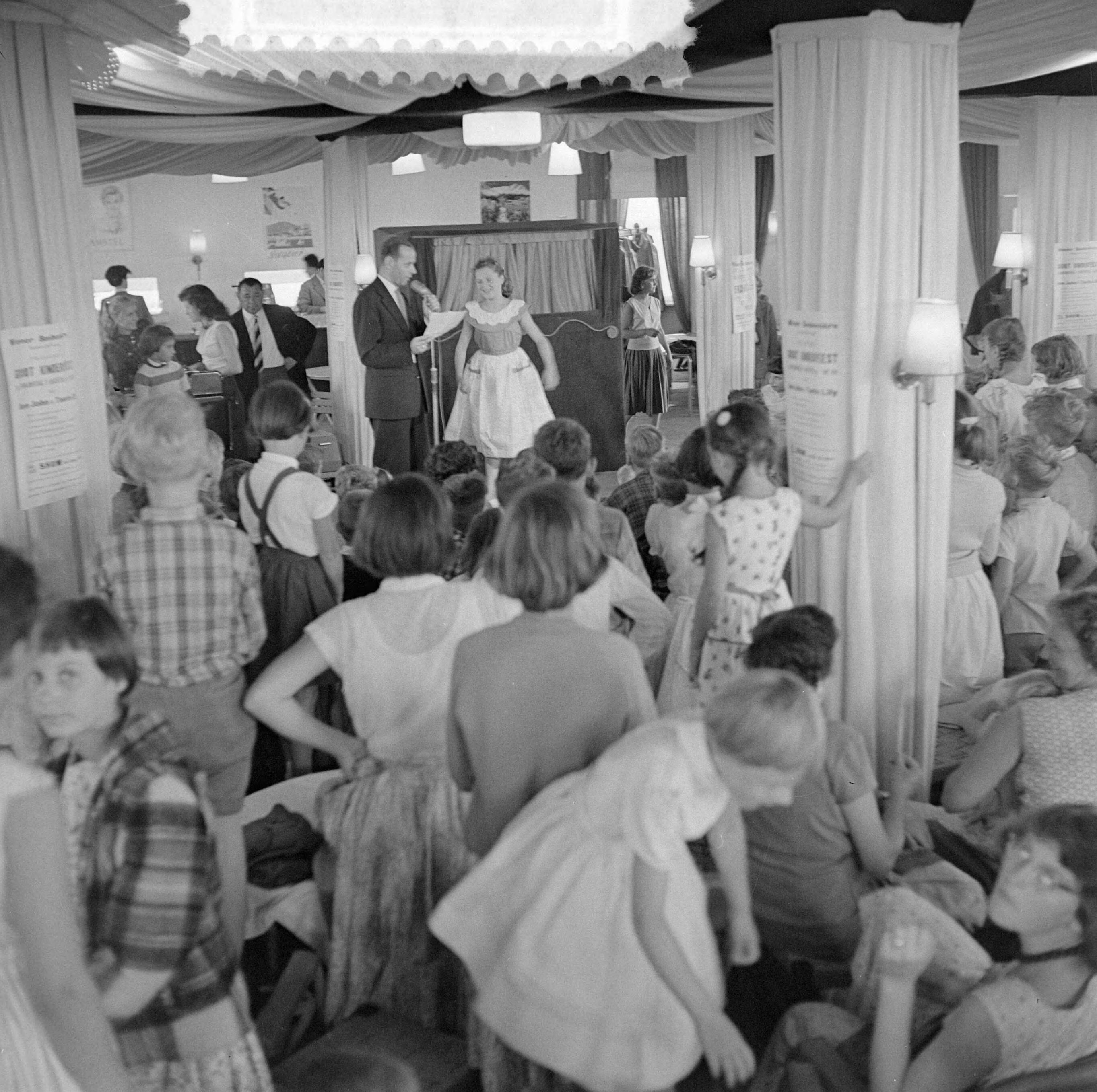 Fotocollectie Anefo — Kindermodeshow Fa. Nooy Zandvoort — Foto: Pot, Harry / Anefo. Licentie: Set B: Rechtenvrij / Publiek Domein. Bron: Nationaal Archief. http://hdl.handle.net/10648/a96755c8-d0b4-102d-bcf8-003048976d84