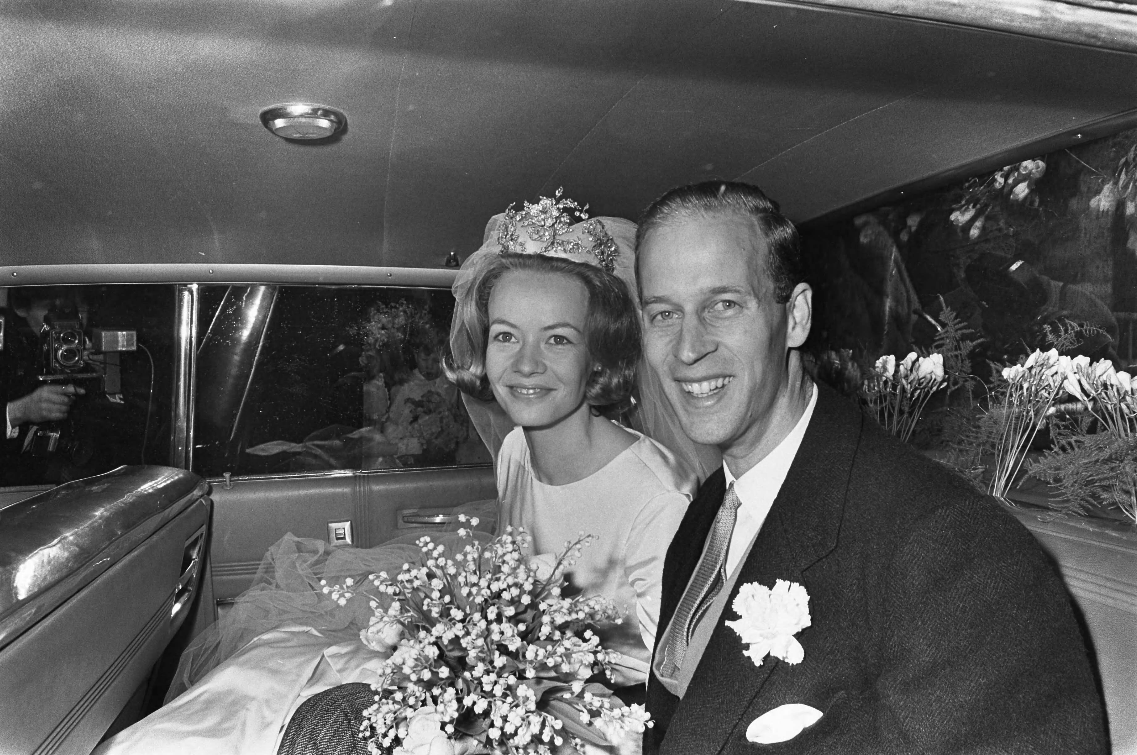 Huwelijk prins Karl von Hessen en gravin Yvonne Szapary in Den Haag — Het bruidspaar in de auto — Foto: Fotograaf Onbekend / Anefo. Licentie: Set B: Rechtenvrij / Publiek Domein. Bron: Nationaal Archief. http://hdl.handle.net/10648/aae602c8-d0b4-102d-bcf8-003048976d84