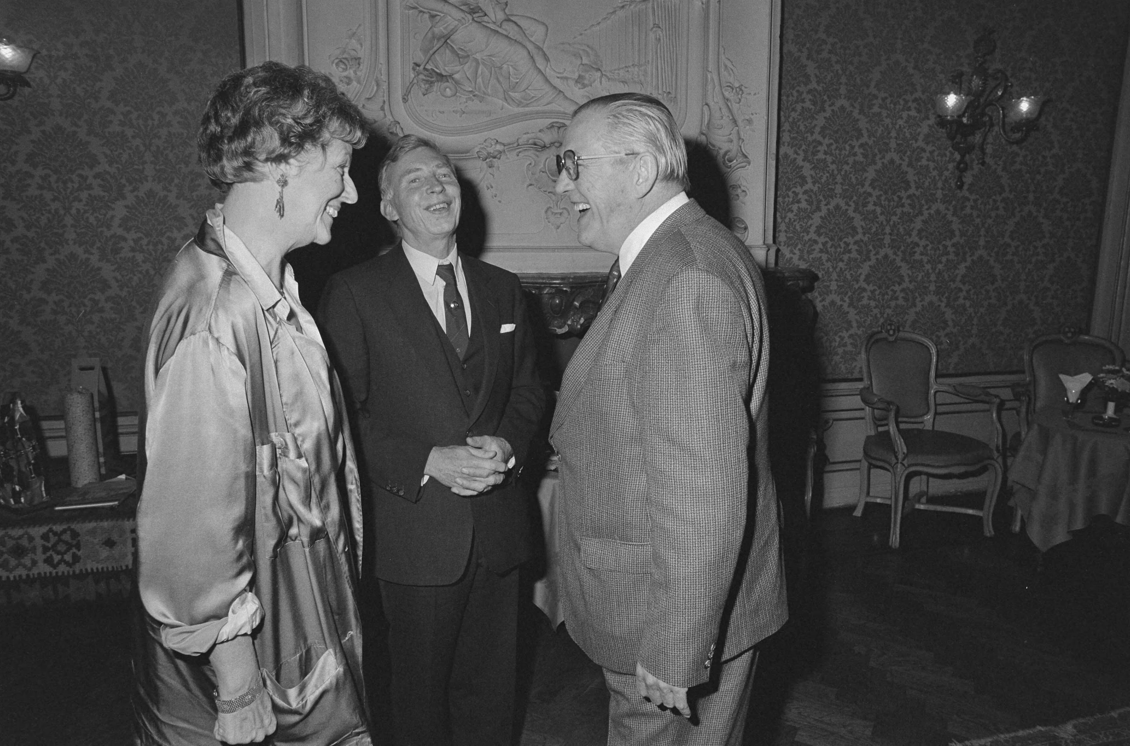 Fotocollectie Anefo — Opdracht Samsom-uitgeverij; receptie in Pulchri-studio in Den Haag — Foto: Bogaerts, Rob / Anefo. Licentie: Set B: Rechtenvrij / Publiek Domein. Bron: Nationaal Archief. http://hdl.handle.net/10648/ad58ccca-d0b4-102d-bcf8-003048976d84