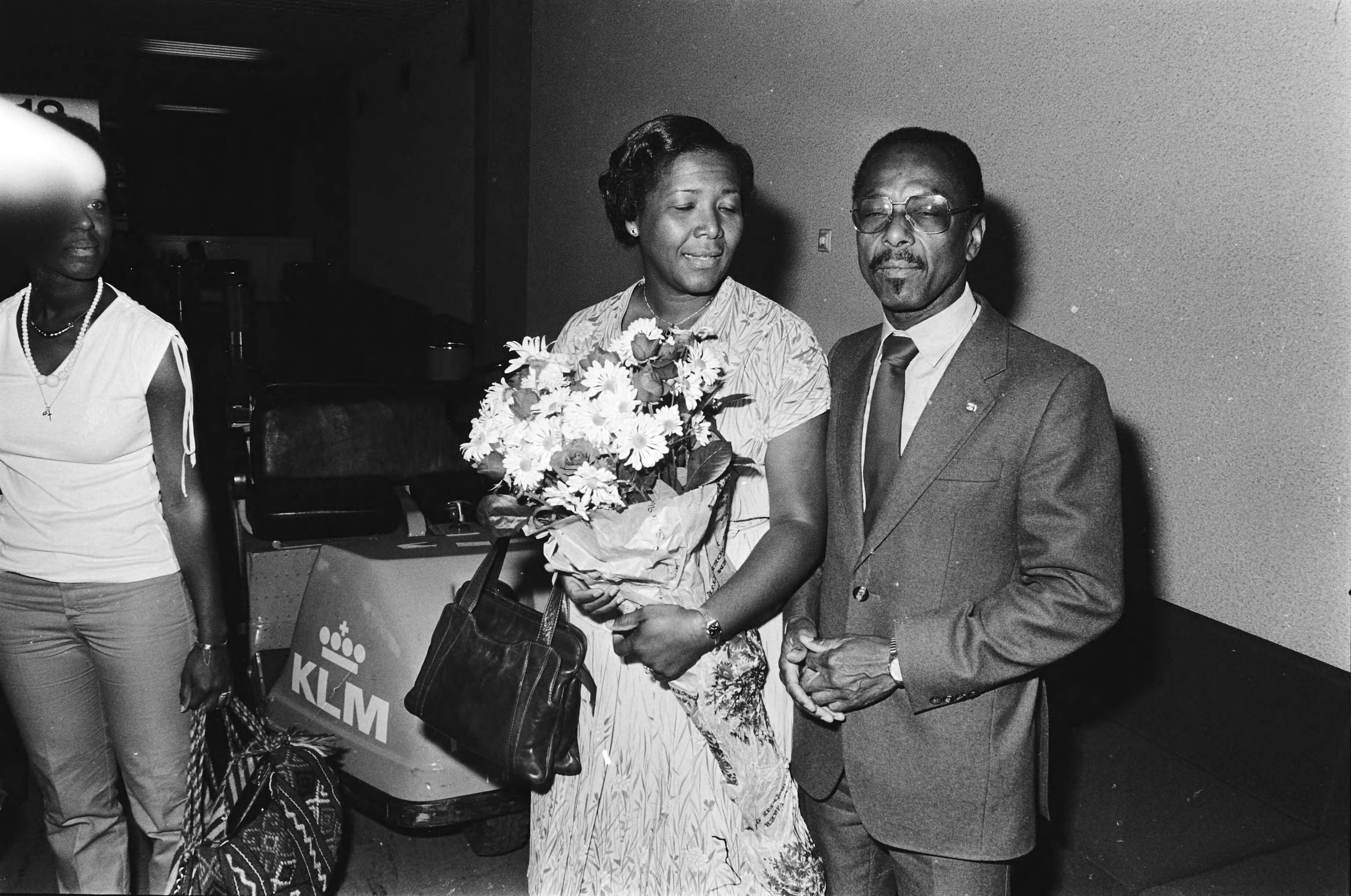 Fotocollectie Anefo — Definitief vertrek van Ambassadeur van Suriname, dhr Van Eer , van Schiphol: Van Eer met zijn echtgenote — Foto: Bogaerts, Rob / Anefo. Licentie: Set B: Rechtenvrij / Publiek Domein. Bron: Nationaal Archief. http://hdl.handle.net/10648/ace44d00-d0b4-102d-bcf8-003048976d84