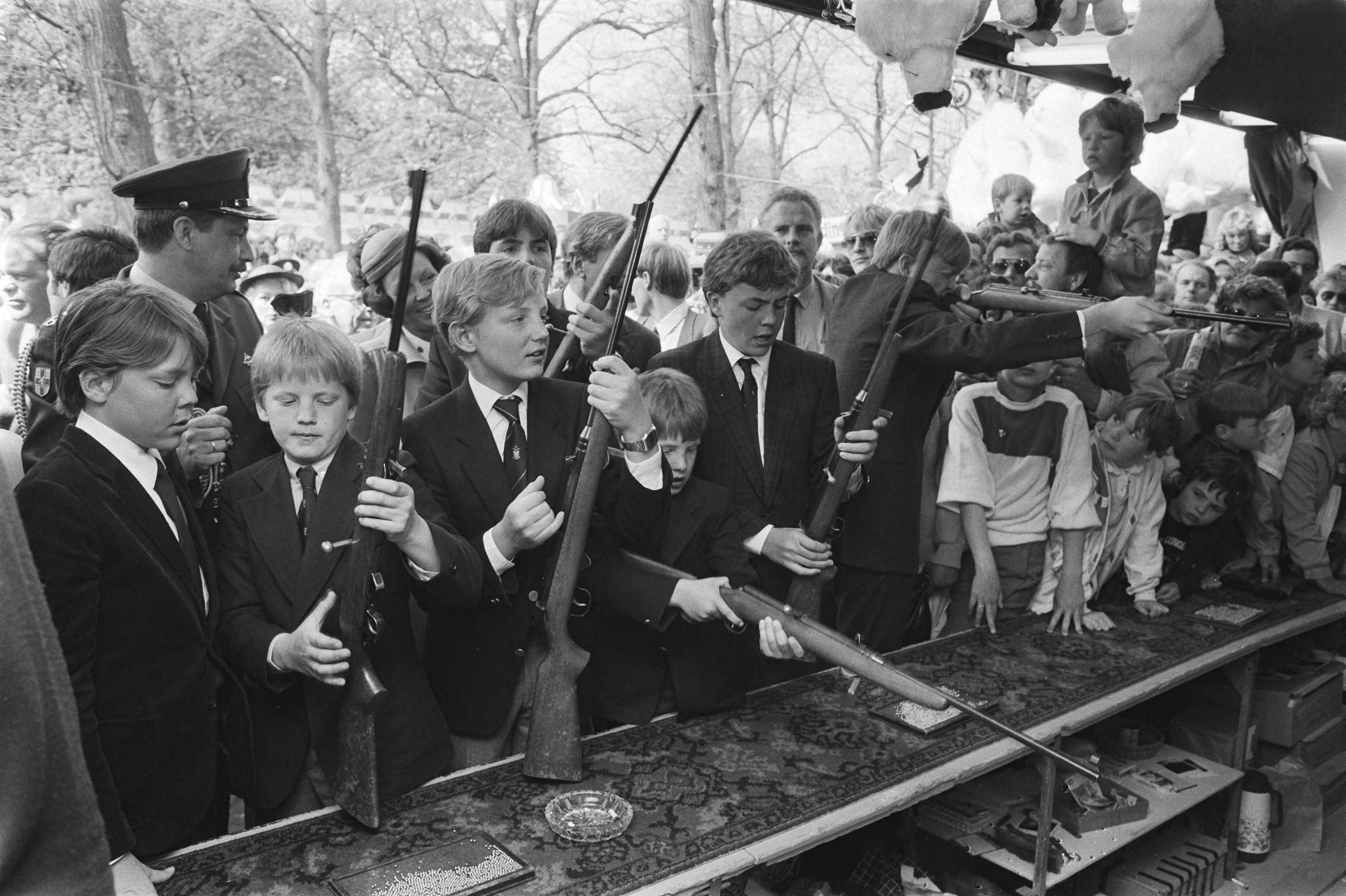 Fotocollectie Anefo — Koninginnedag 1984 in Den Haag ; Prinsjes in de schiettent (zie 329501) — Foto: Antonisse, Marcel / Anefo. Licentie: Set B: Rechtenvrij / Publiek Domein. Bron: Nationaal Archief. http://hdl.handle.net/10648/ad380d28-d0b4-102d-bcf8-003048976d84