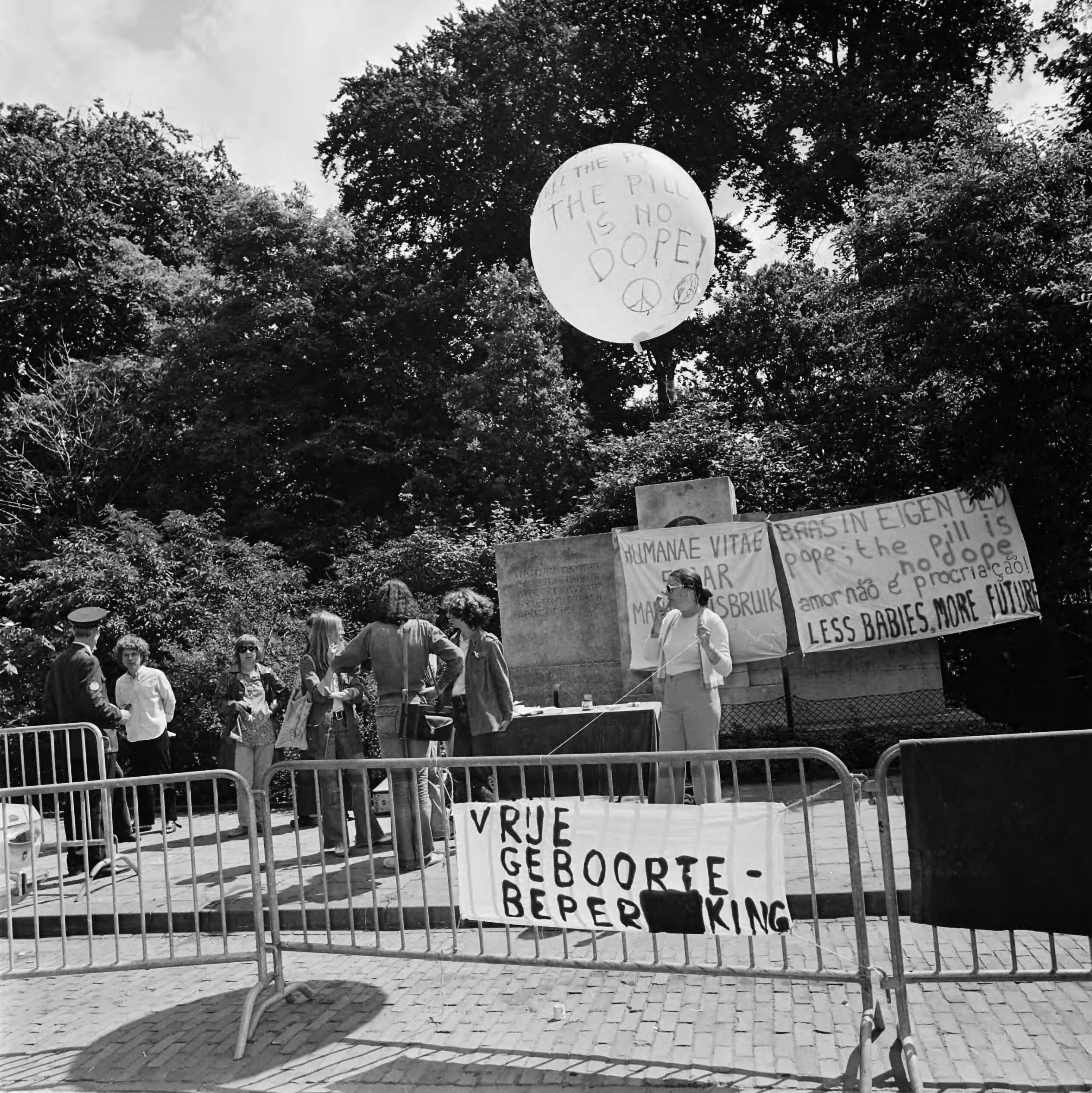 Fotocollectie Anefo — Dolle Mina beweging protesteert bij Pauselijke Nuntius t e Den Haag tegen geboortebeperkingsvoorschriften van RK-kerk — Foto: Mieremet, Rob / Anefo. Licentie: Set B: Rechtenvrij / Publiek Domein. Bron: Nationaal Archief. http://hdl.handle.net/10648/ac328020-d0b4-102d-bcf8-003048976d84