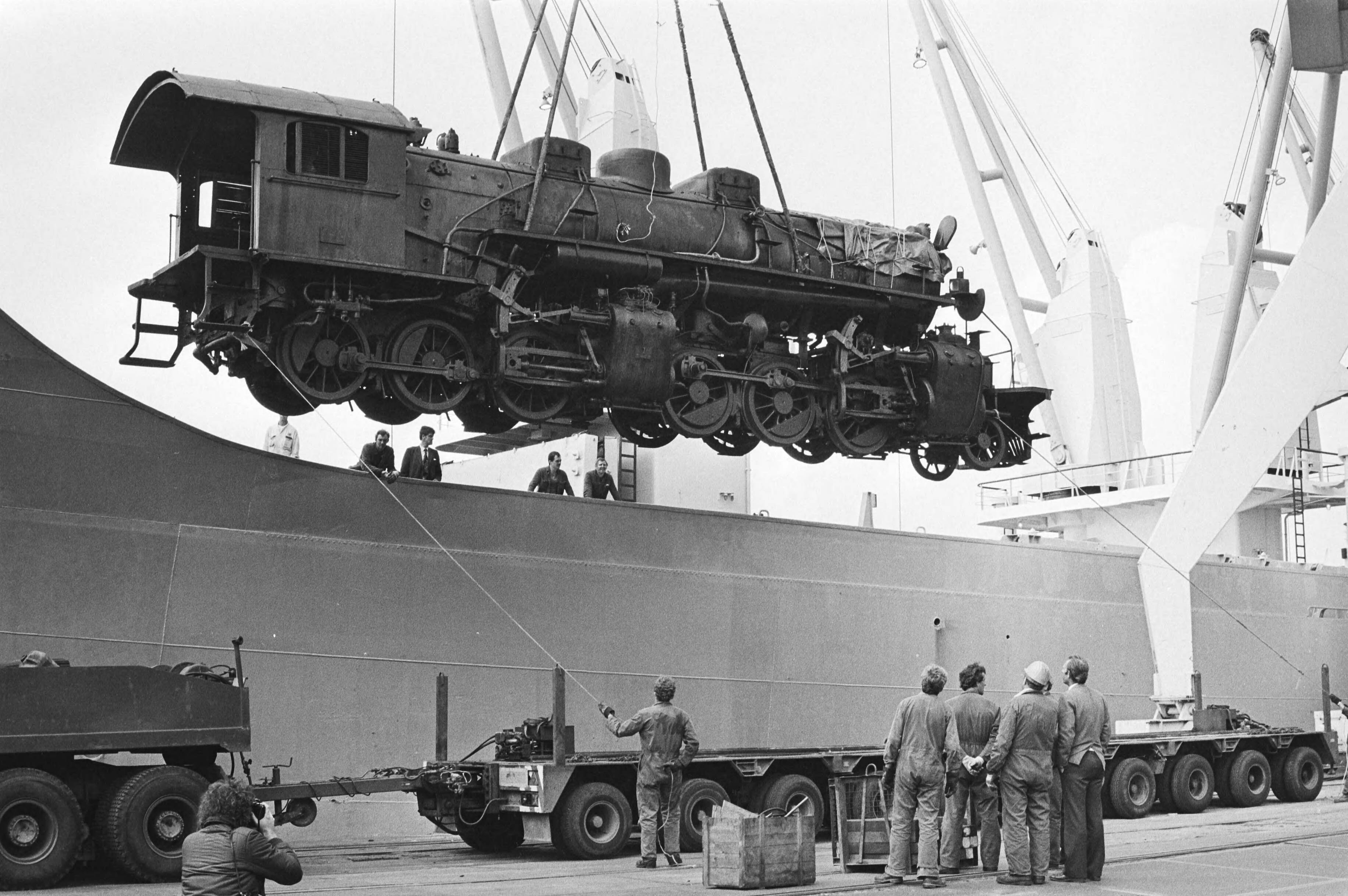Fotocollectie Anefo — Oude "Mallet" stoomlocomotief door Indonesische Staatsspoorwegen aangeboden aan Spoorwegmuseum (Utrecht); "Mallet" locomotief tijdens afladen van schip — Foto: Dijk, Hans van / Anefo. Licentie: Set B: Rechtenvrij / Publiek Domein. Bron: Nationaal Archief. http://hdl.handle.net/10648/ad006d00-d0b4-102d-bcf8-003048976d84