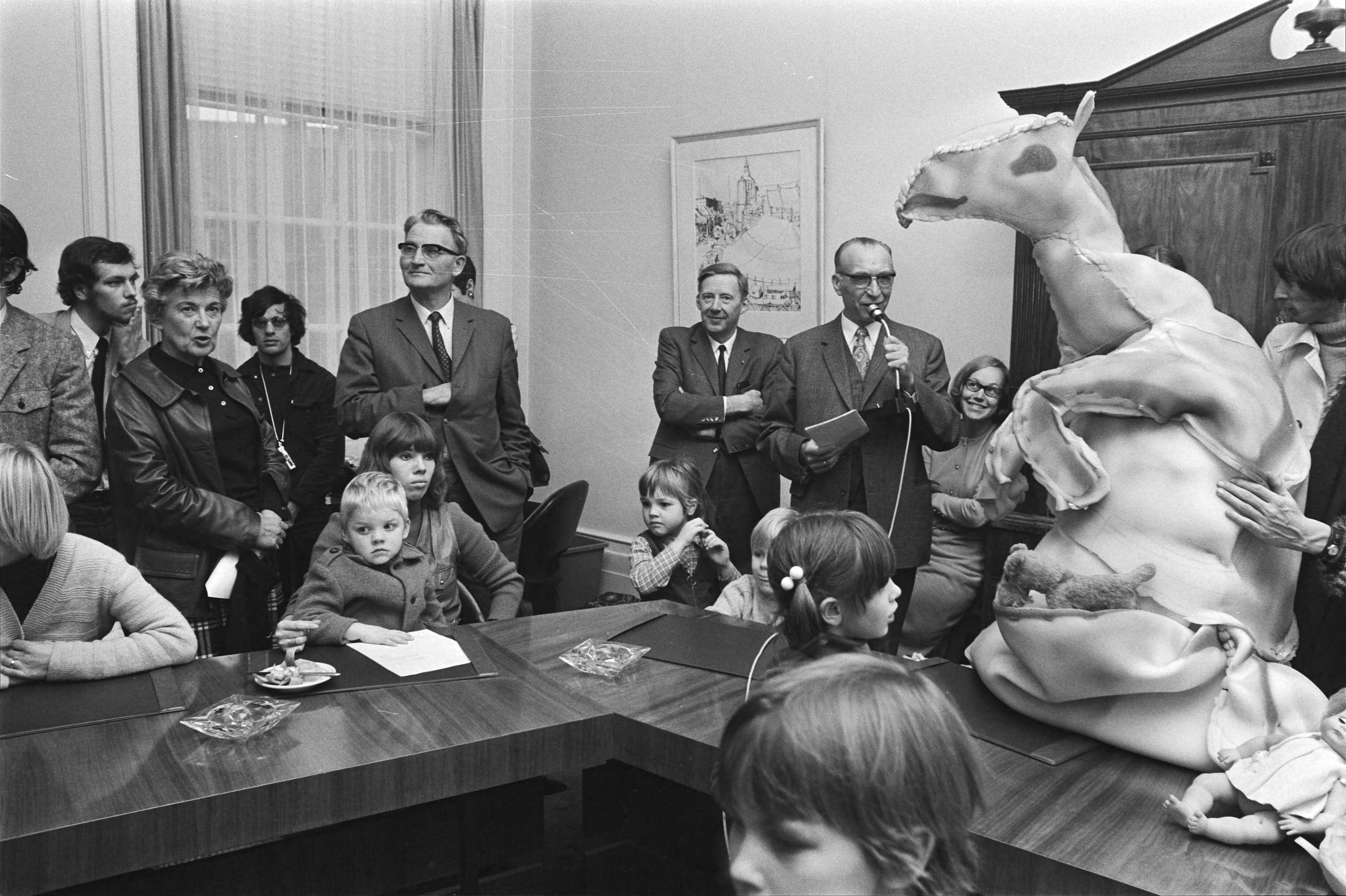 Fotocollectie Anefo — Demonstratie van "Dolle Mina" tegen uitblijven van creches op Binnenhof, Den Haag ; Dolle Minas met kinderen — Foto: Mieremet, Rob / Anefo. Licentie: Set B: Rechtenvrij / Publiek Domein. Bron: Nationaal Archief. http://hdl.handle.net/10648/abaa5722-d0b4-102d-bcf8-003048976d84