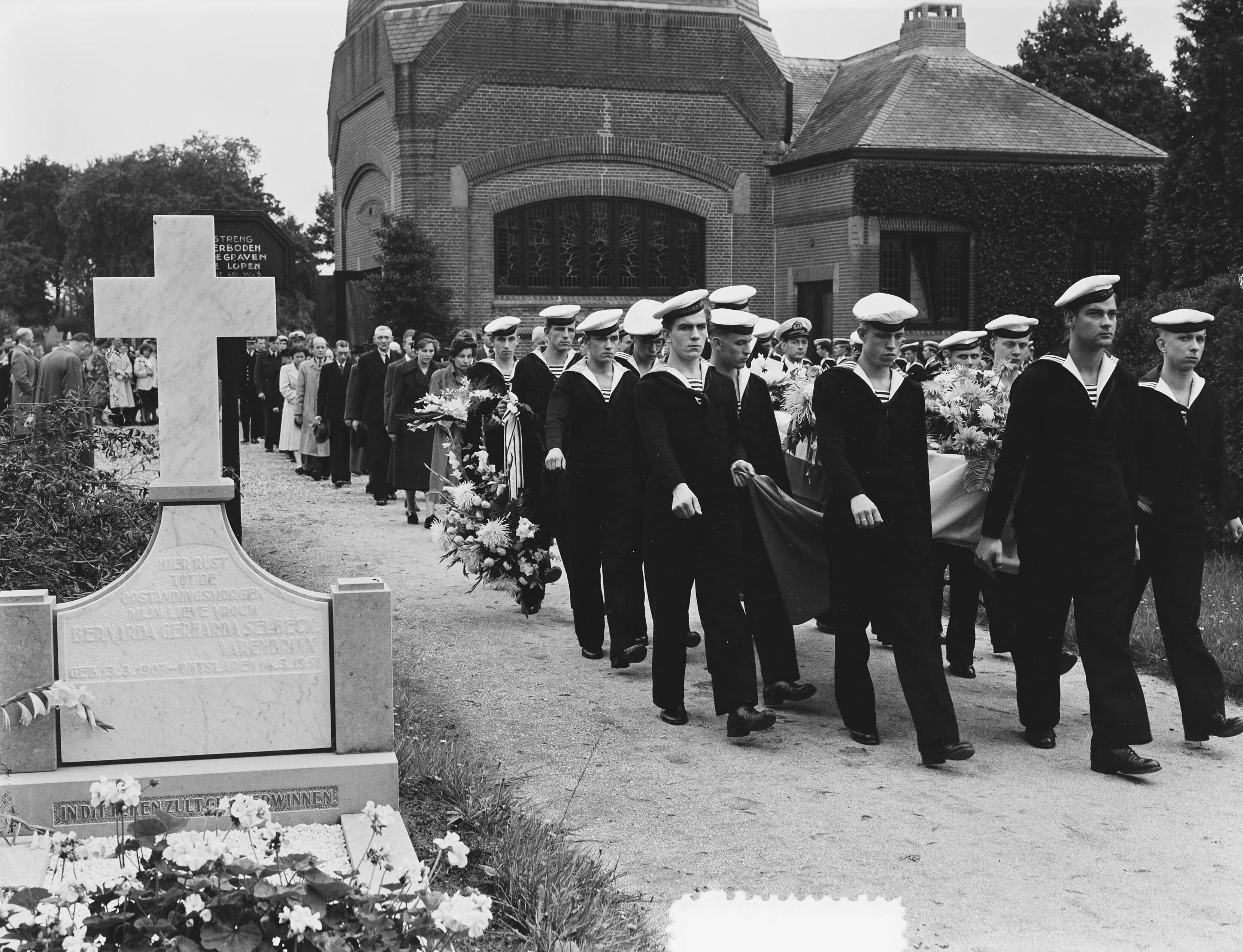 Begrafenis van matroos Albert te Deventer — Foto: Pot, Harry / Anefo. — Licentie: Set B: Rechtenvrij / Publiek Domein. Bron: Nationaal Archief. http://hdl.handle.net/10648/a8ee5bf0-d0b4-102d-bcf8-003048976d84