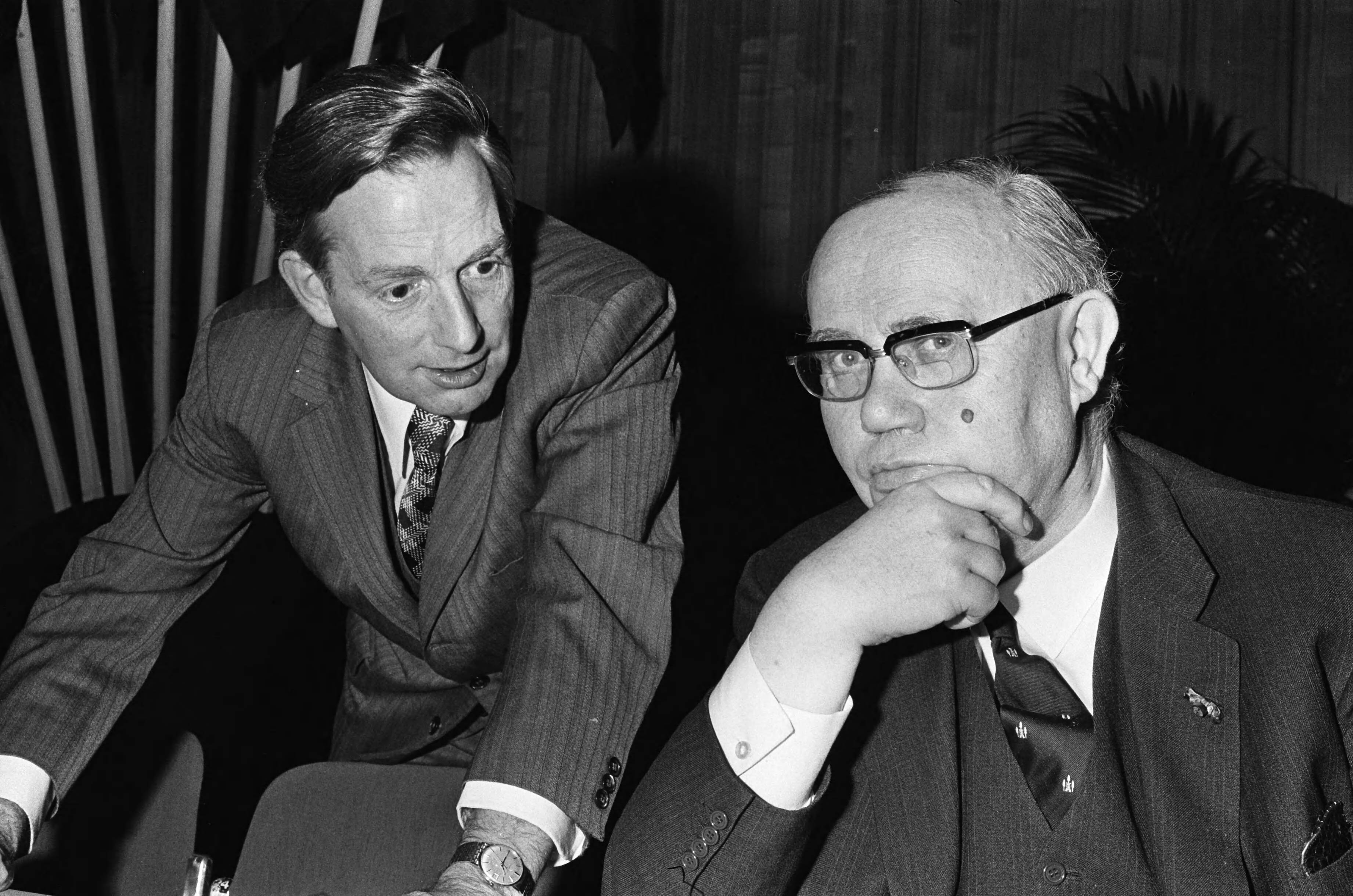 Fotocollectie Anefo — VVD-congres in Breda; Korthals Altes (nieuwe voorzitter) en Van Riel (r) — Foto: Bogaerts, Rob / Anefo. Licentie: Set B: Rechtenvrij / Publiek Domein. Bron: Nationaal Archief. http://hdl.handle.net/10648/ac63a272-d0b4-102d-bcf8-003048976d84
