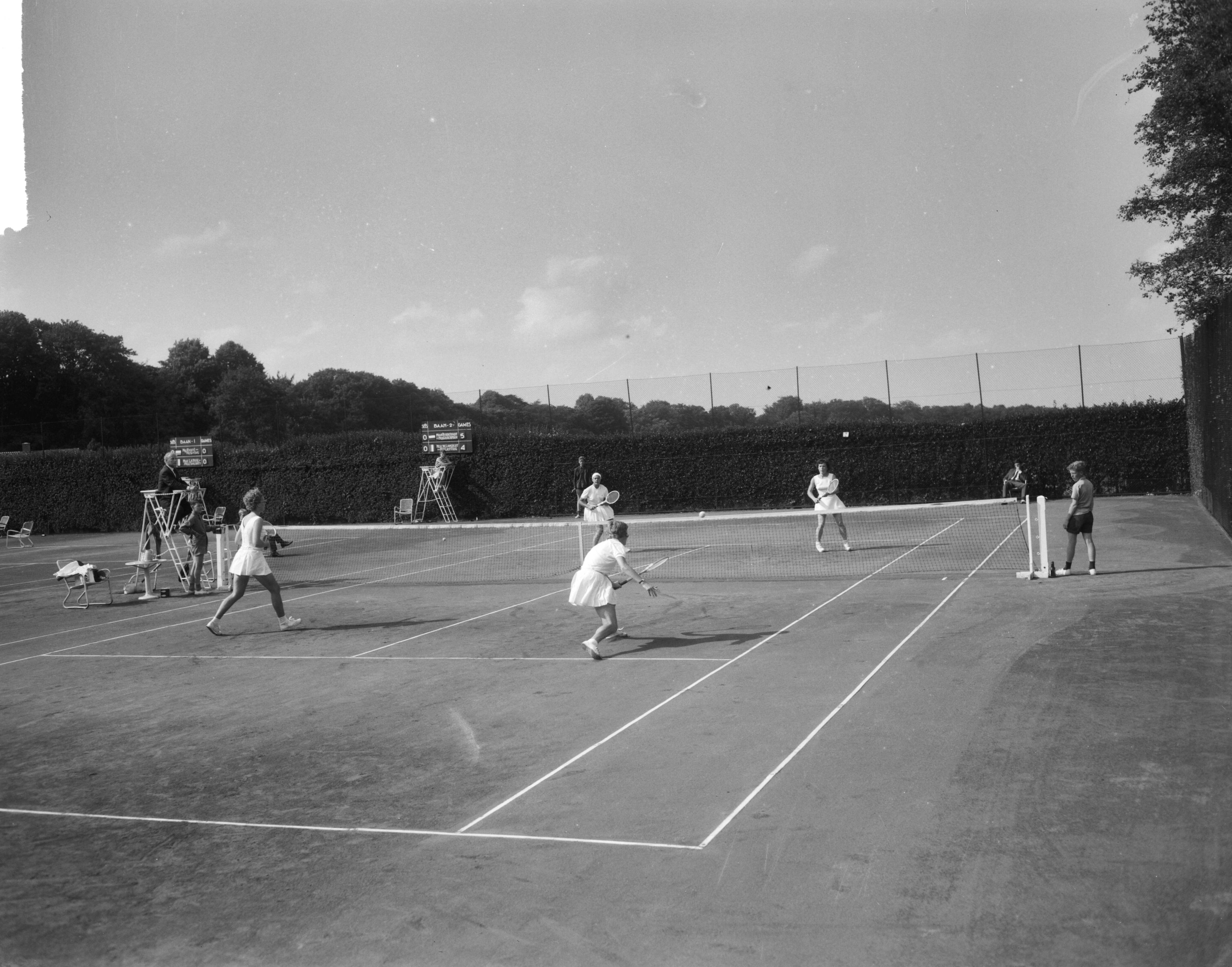 Fotocollectie Anefo — Tennis dames Nederland tegen Frankrijk te Hilversum, dames dubbel. Voor het net Jenny Ridderhof-Seven (links) en Trudy Groenman (rechts), achter het net Janine Lieffrig (links) en Irene de Lansalut (rechts) — Foto: Bilsen, Joop van / Anefo. Licentie: Set B: Rechtenvrij / Publiek Domein. Bron: Nationaal Archief. http://hdl.handle.net/10648/aa713ba0-d0b4-102d-bcf8-003048976d84
