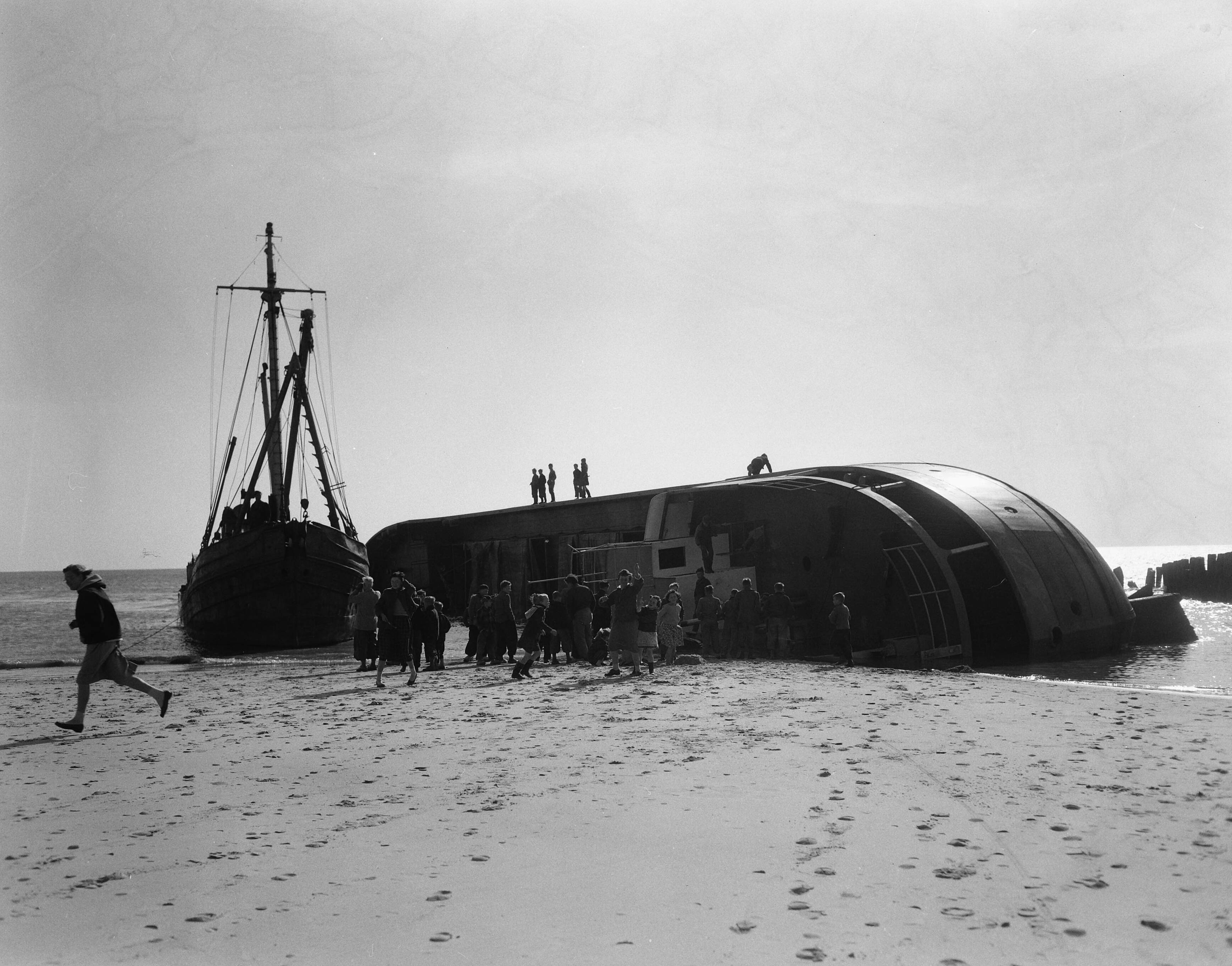 Fotocollectie Anefo — Berging "Achilles" gestrand in de nacht van 15 op 16 maart bij Westkapelle — Foto: Bilsen, Joop van / Anefo. Licentie: Set B: Rechtenvrij / Publiek Domein. Bron: Nationaal Archief. http://hdl.handle.net/10648/a95c7626-d0b4-102d-bcf8-003048976d84