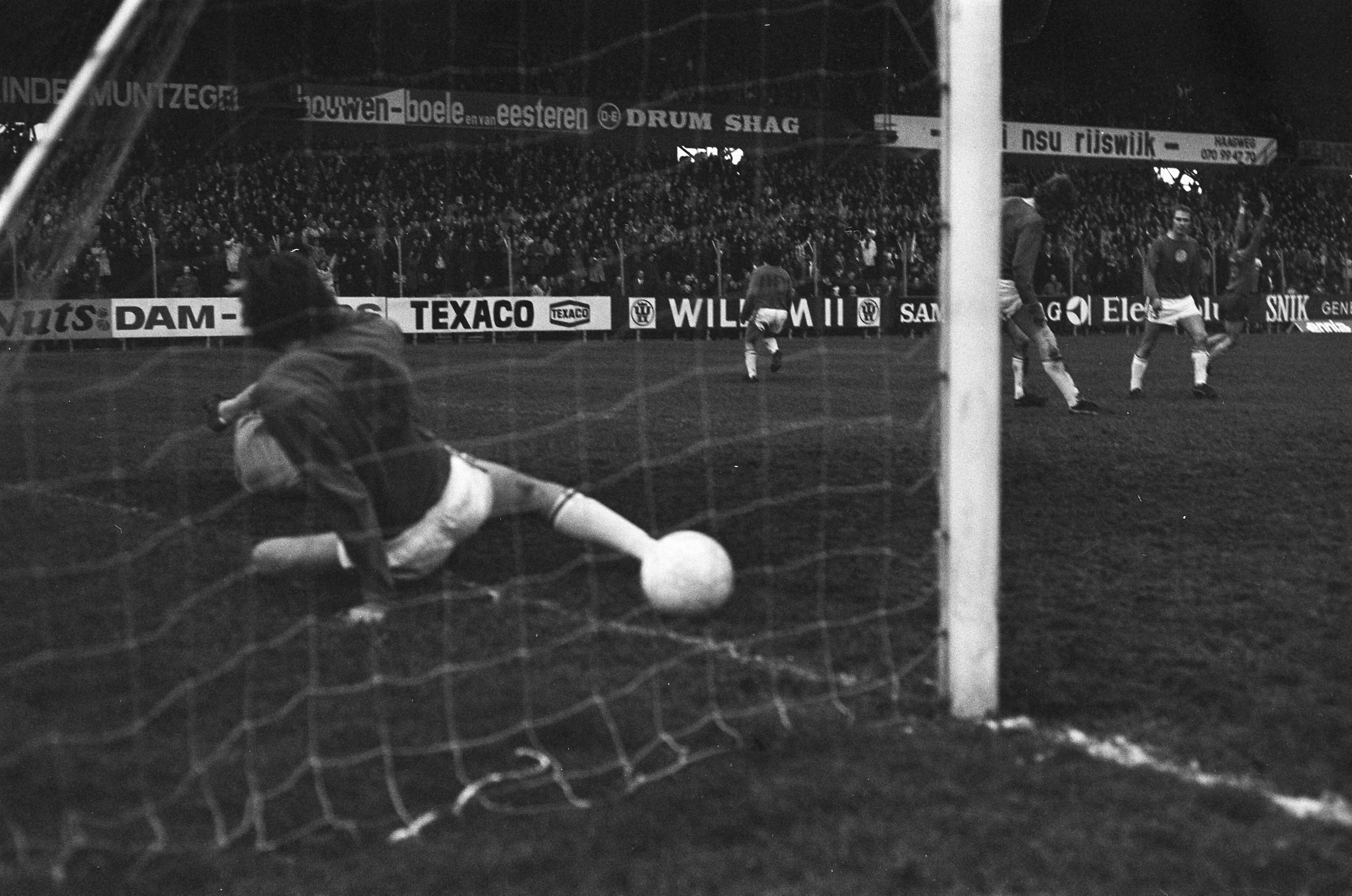 Fotocollectie Anefo — Den Haag tegen MVV 1-1, doelpunt van Den Haag — Foto: Mieremet, Rob / Anefo. Licentie: Set B: Rechtenvrij / Publiek Domein. Bron: Nationaal Archief. http://hdl.handle.net/10648/ac22d8fa-d0b4-102d-bcf8-003048976d84