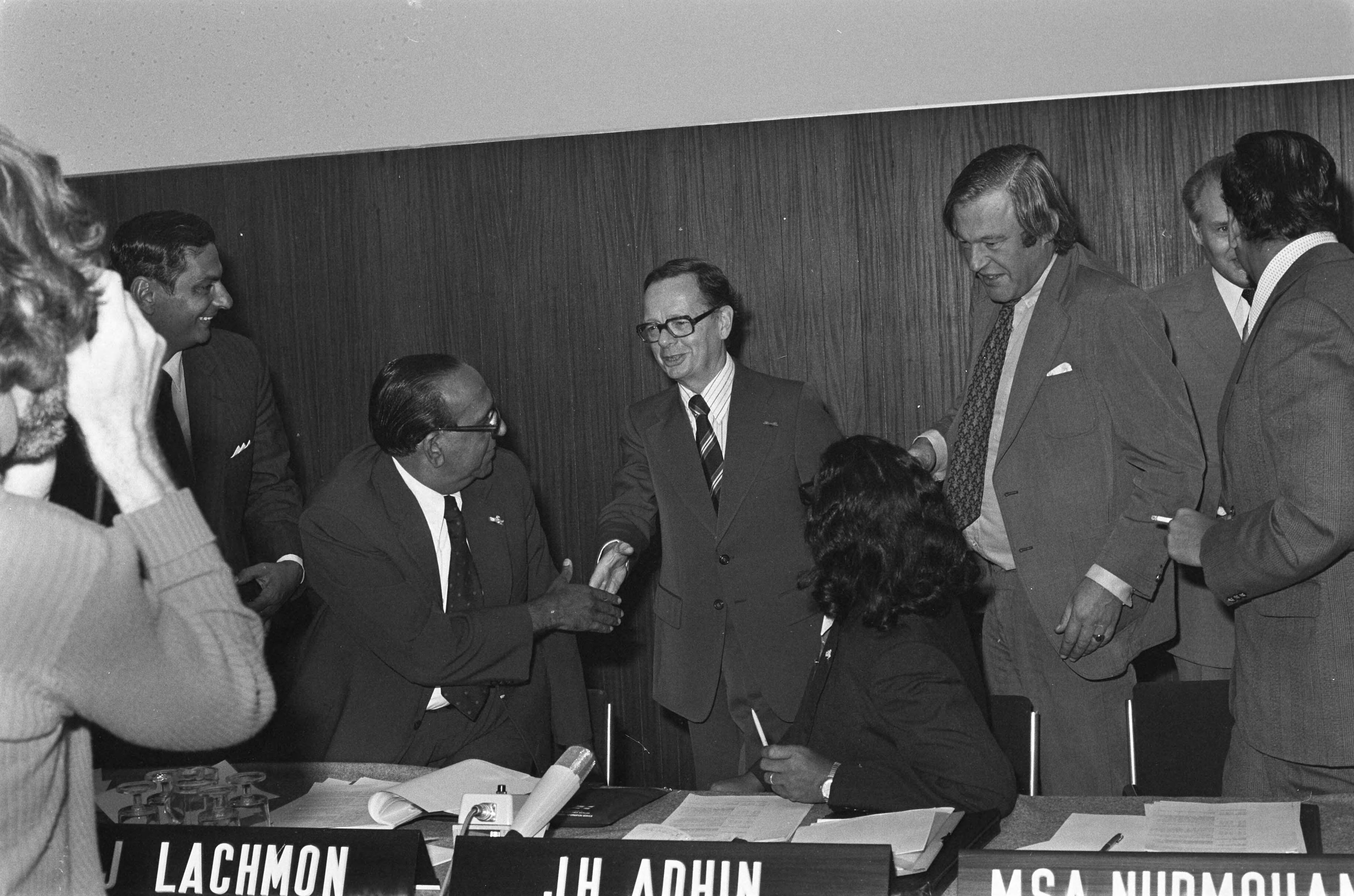Fotocollectie Anefo — Voltallige Koninkrijkscommissie in Den Haag bijeen; prof. Van de Hoeven begroet de heer Lachmon, rechts Hans van Mierlo (D66) — Foto: Mieremet, Rob / Anefo. Licentie: Set B: Rechtenvrij / Publiek Domein. Bron: Nationaal Archief. http://hdl.handle.net/10648/ac56b36e-d0b4-102d-bcf8-003048976d84
