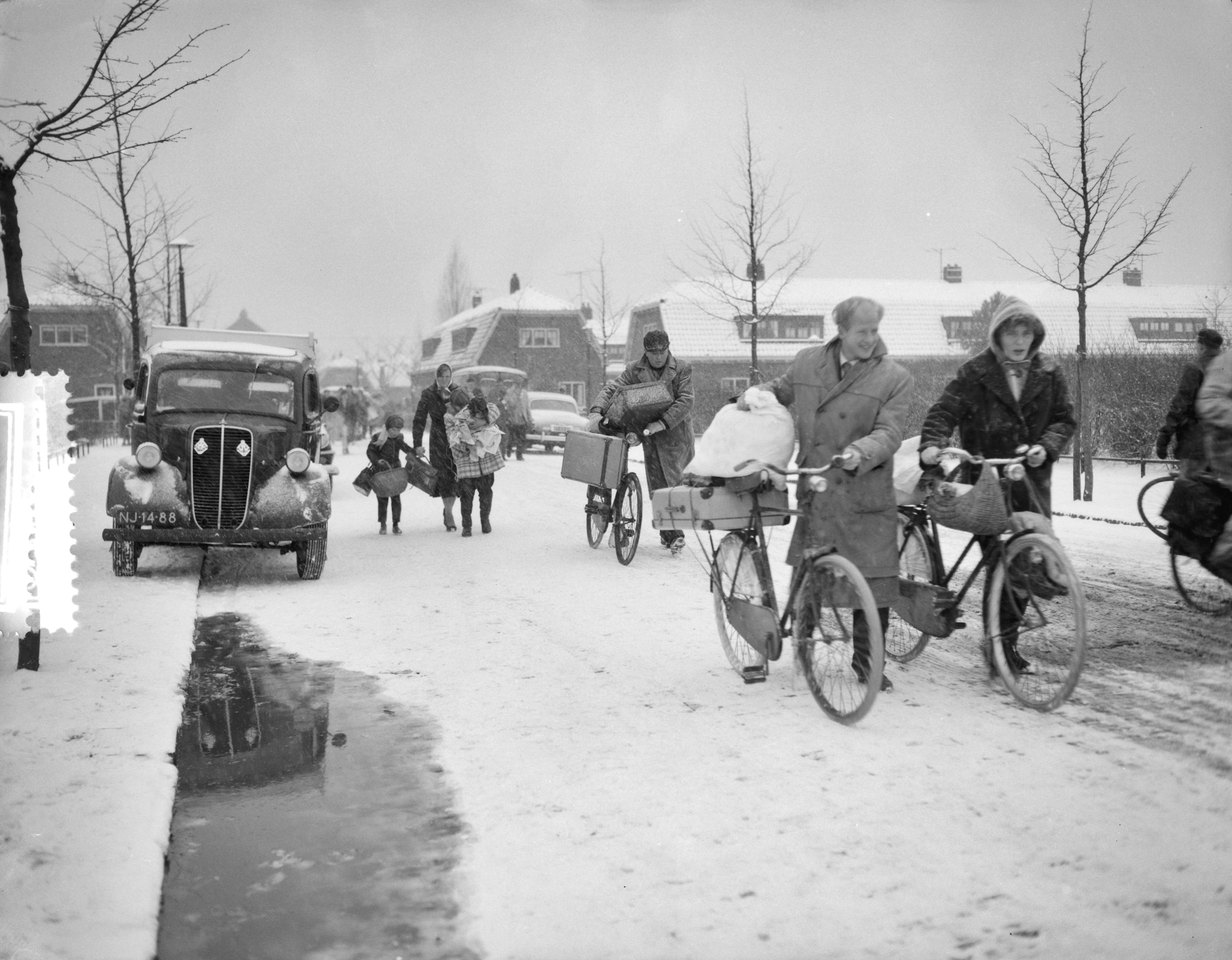 Ramp Tuindorp Oostzaan — Foto: Rossem, Wim van / Anefo. — Licentie: Set B: Rechtenvrij / Publiek Domein. Bron: Nationaal Archief. http://hdl.handle.net/10648/a9a5ae5e-d0b4-102d-bcf8-003048976d84
