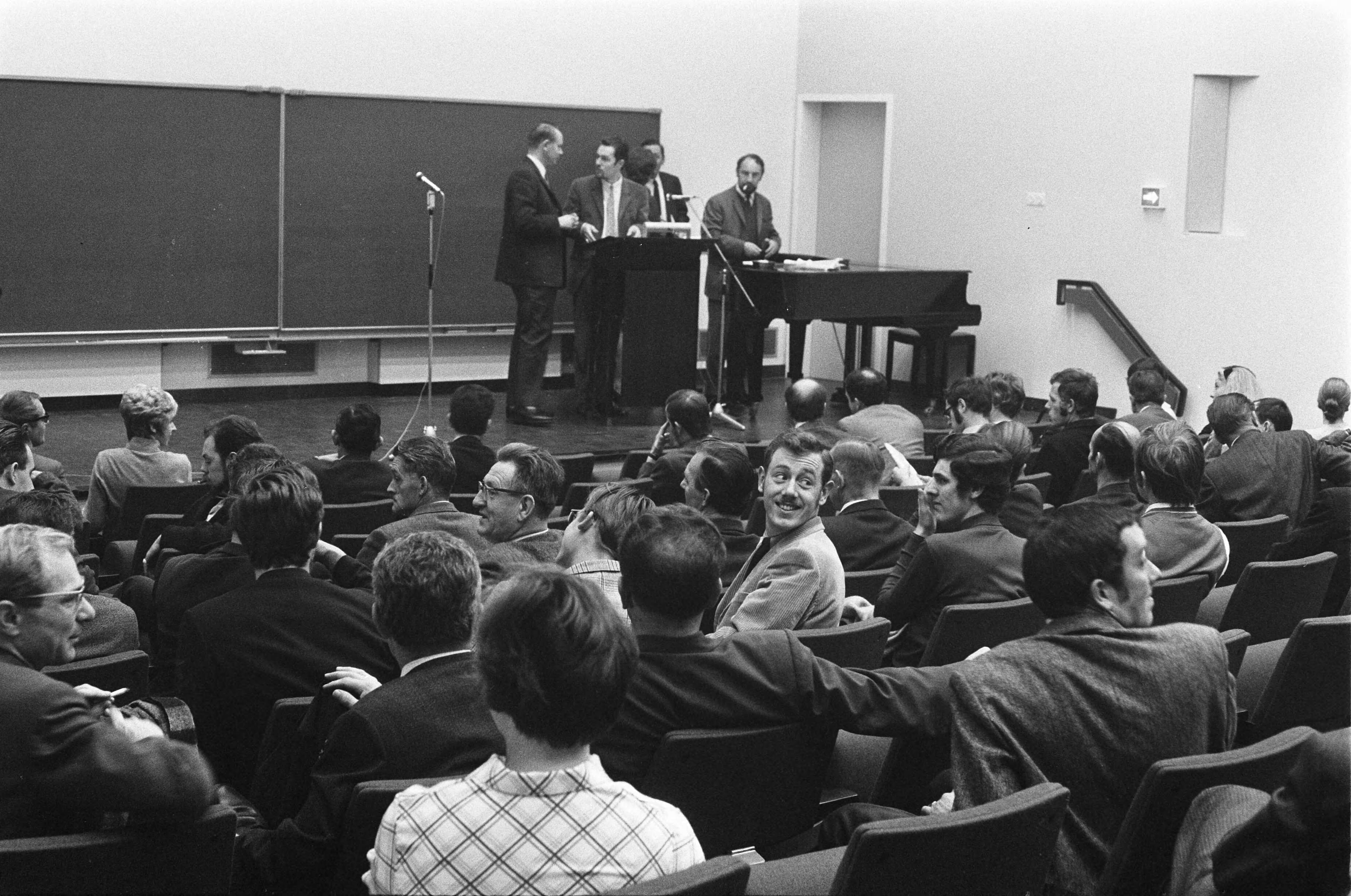 Fotocollectie Anefo — "Bezetters" van het Reactorcentrum te Petten vergaderen. Nummer 15 Wim Olthoff voor bord — Foto: Verhoeff, Bert / Anefo. Licentie: Set B: Rechtenvrij / Publiek Domein. Bron: Nationaal Archief. http://hdl.handle.net/10648/ab7f0216-d0b4-102d-bcf8-003048976d84