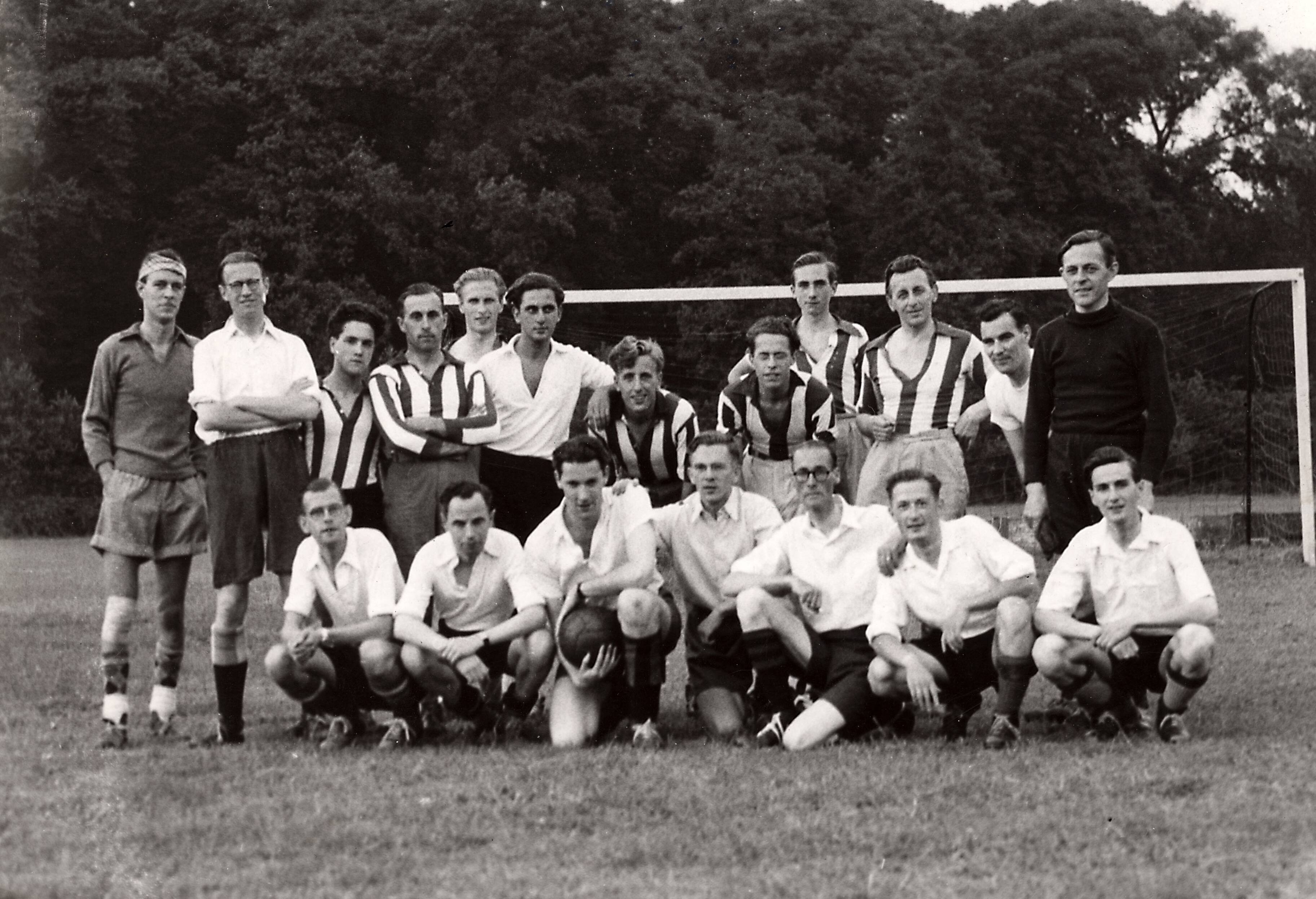Sportactiviteiten personeel Drukkerij N.V. De Spaarnestad / Voetbal, o.a. F.C. Panorama — [Serie bedrijfsvoetbal Spaarnestad, diverse jaren] Administratie - Redacite 24 Aug 1951 H.F.C. terrein 4-3 — Foto: Fotograaf Onbekend / Spaarnestad / Spaarnestad Photo (05887). Licentie: Set B: Rechtenvrij / Publiek Domein. Bron: Nationaal Archief. http://hdl.handle.net/10648/35429da6-3ef3-a382-e063-6df0900a6686
