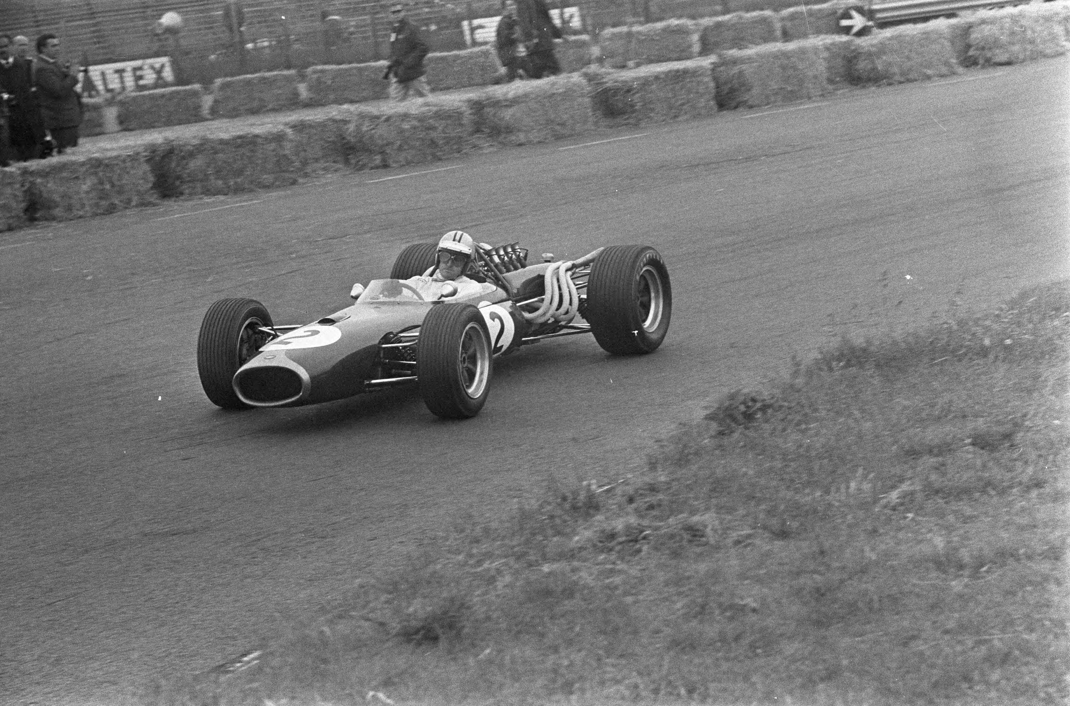 Fotocollectie Anefo — Training Grand Prix te Zandvoort, Denis Hulme met Repco Brabham — Foto: Koch, Eric / Anefo. Licentie: Set B: Rechtenvrij / Publiek Domein. Bron: Nationaal Archief. http://hdl.handle.net/10648/ab1ac882-d0b4-102d-bcf8-003048976d84