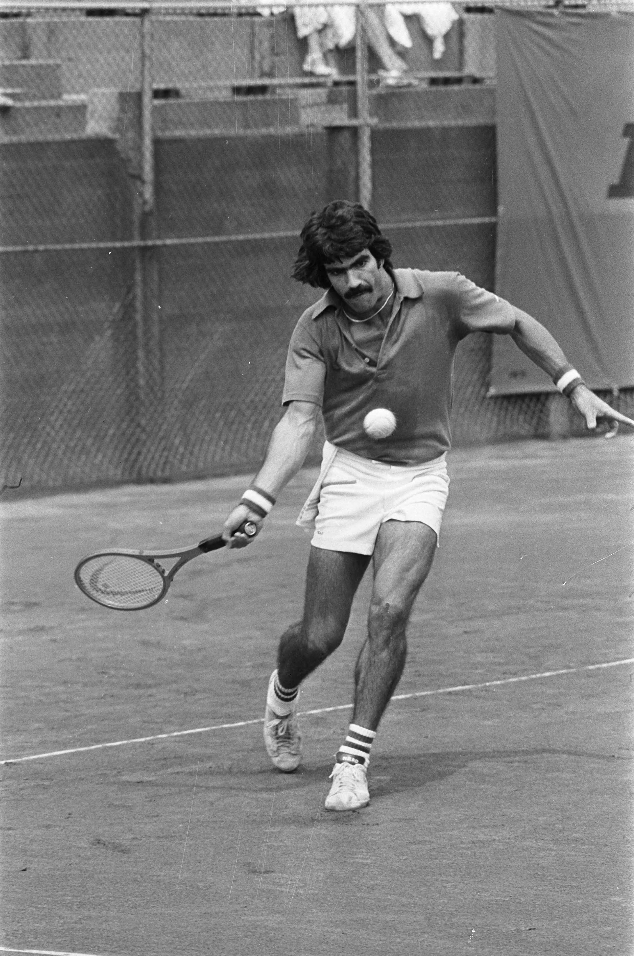 Internationaal tennistoernooi op de Mets tennisbanen in Scheveningen — Tennisser Garcia uit de VS in aktie — Foto: Verhoeff, Bert / Anefo. Licentie: Set B: Rechtenvrij / Publiek Domein. Bron: Nationaal Archief. http://hdl.handle.net/10648/ac6d1fdc-d0b4-102d-bcf8-003048976d84