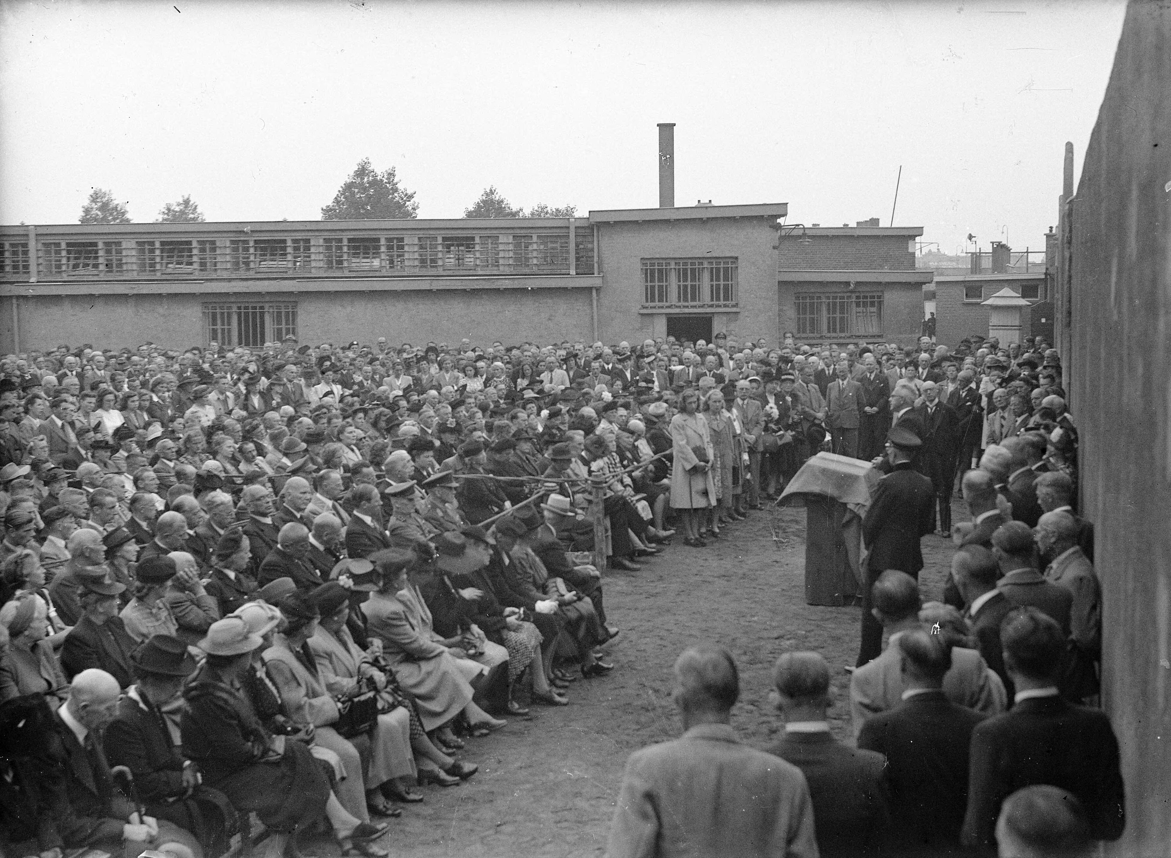 Fotocollectie Anefo — Herdenking Dodencel 601 Oranjehotel Scheveningen. G. Bos houdt herdenkingsrede. — Foto: Sagers, Harry / Anefo. Licentie: Set B: Rechtenvrij / Publiek Domein. Bron: Nationaal Archief. http://hdl.handle.net/10648/a8ac62e0-d0b4-102d-bcf8-003048976d84