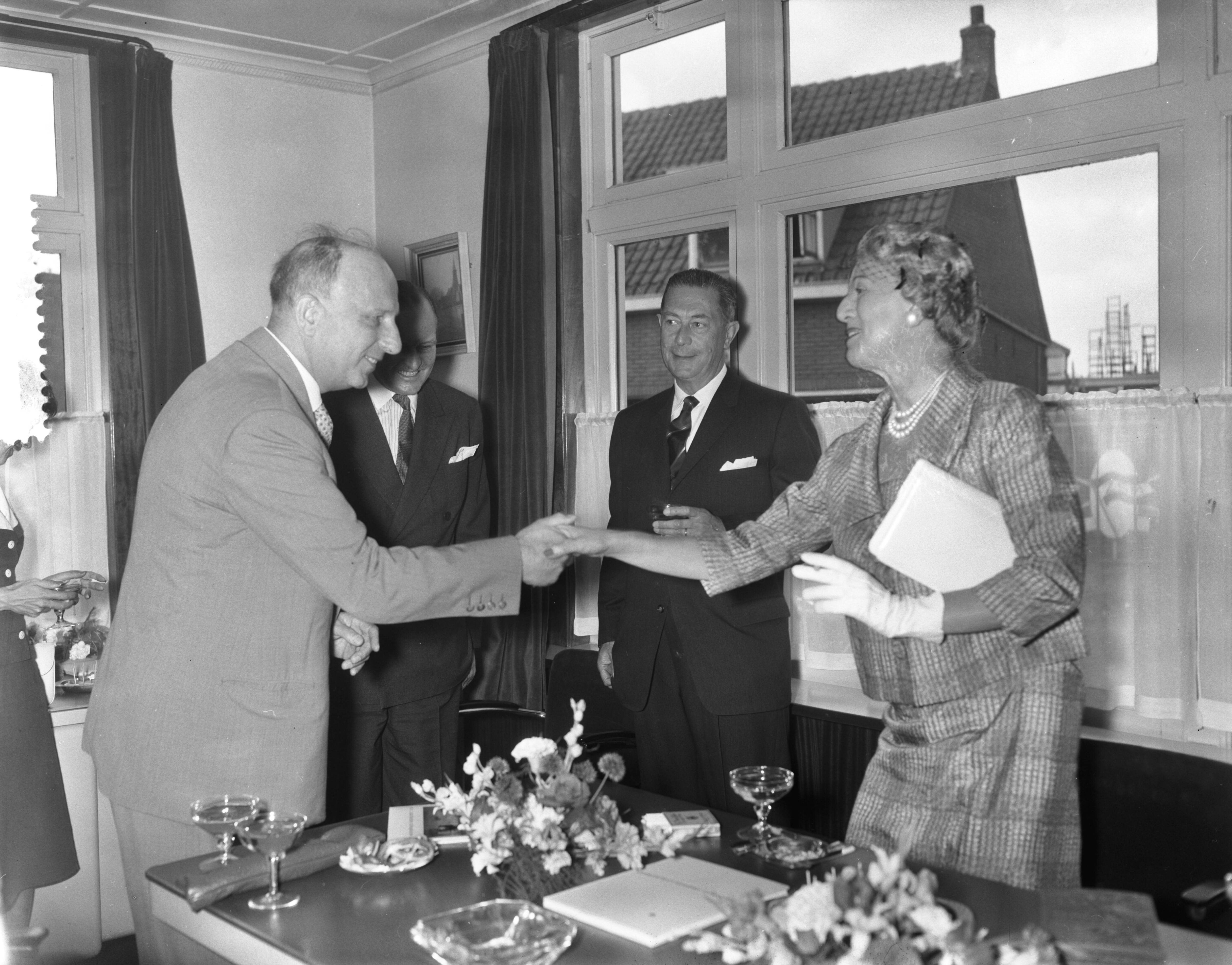 Tewaterlating van de "Castor Consol" bij de Zaanlandse scheepsbouwmaatschappij — Foto: Bilsen, Joop van / Anefo. — Licentie: Set B: Rechtenvrij / Publiek Domein. Bron: Nationaal Archief. http://hdl.handle.net/10648/a999b112-d0b4-102d-bcf8-003048976d84