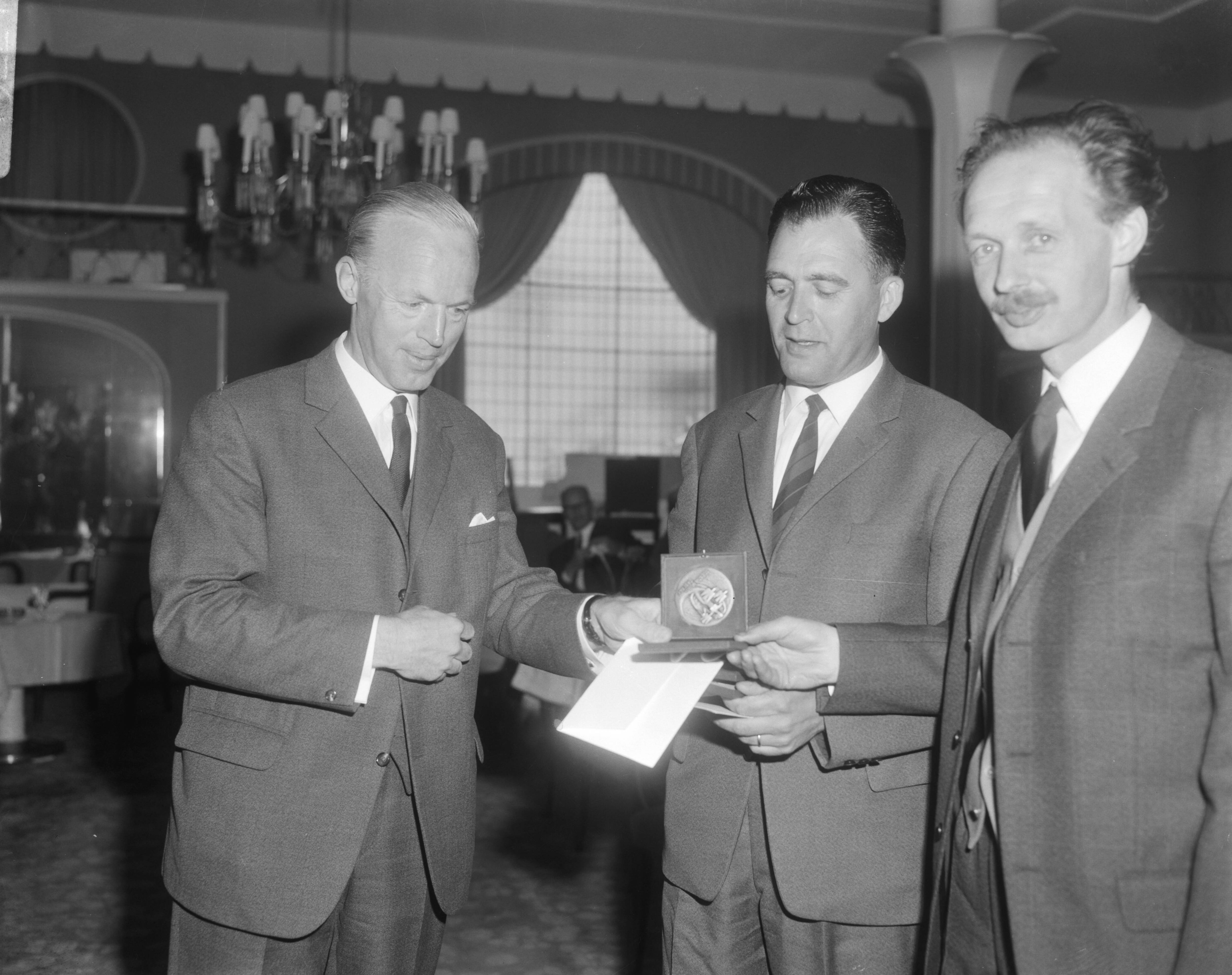 Fotocollectie Anefo — Uitreiking ANWB-prijzen te Den Haag , Dolf Toussaint (r) ontvangt prijs (boek De Jordaan) — Foto: Bilsen, Joop van / Anefo. Licentie: Set B: Rechtenvrij / Publiek Domein. Bron: Nationaal Archief. http://hdl.handle.net/10648/aaed4060-d0b4-102d-bcf8-003048976d84