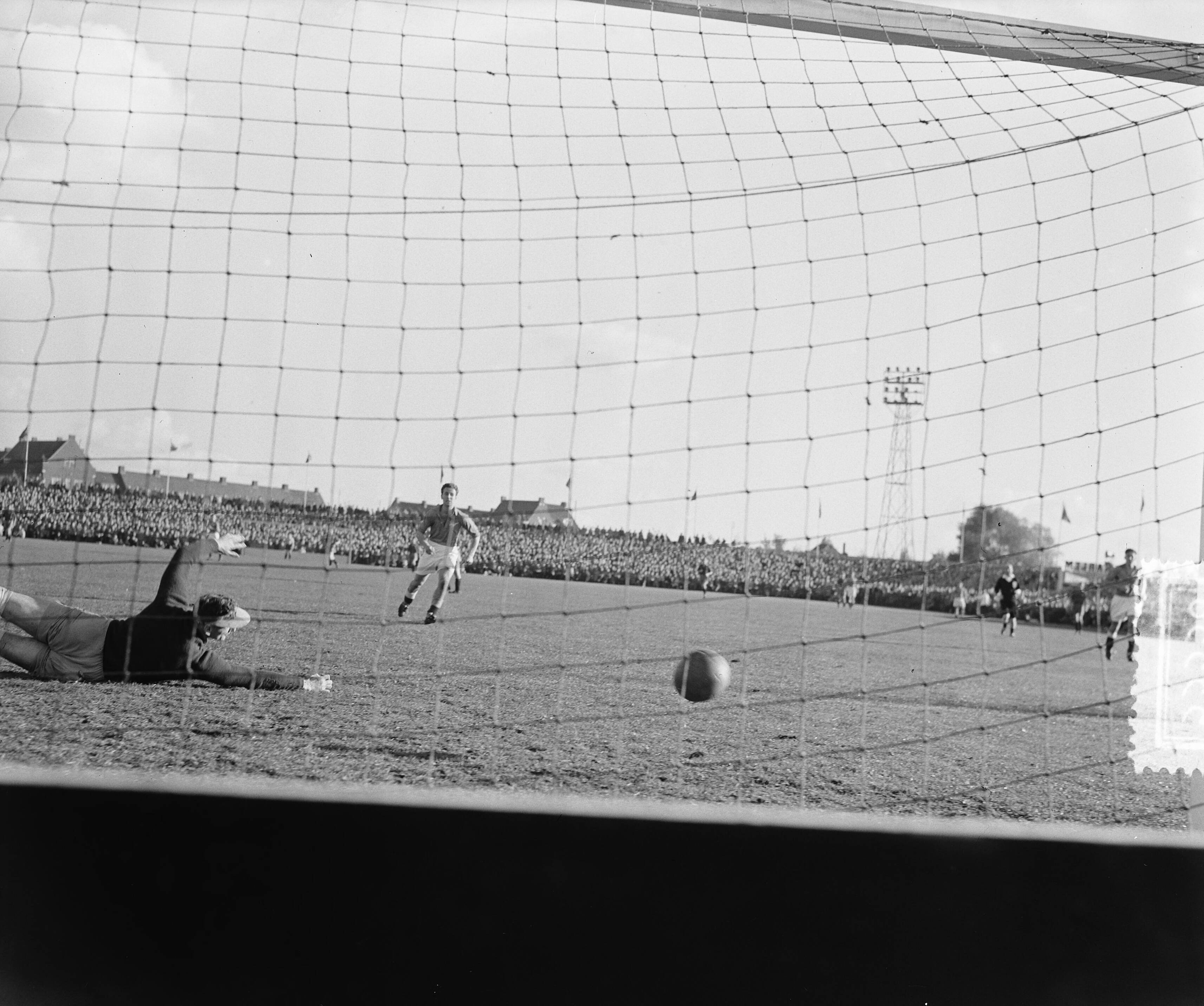 Fotocollectie Anefo — Voetbal. Haarlem tegen Stormvogels 2-2. Doelpunt Haarlem — Foto: Pot, Harry / Anefo. Licentie: Set B: Rechtenvrij / Publiek Domein. Bron: Nationaal Archief. http://hdl.handle.net/10648/a900f94a-d0b4-102d-bcf8-003048976d84