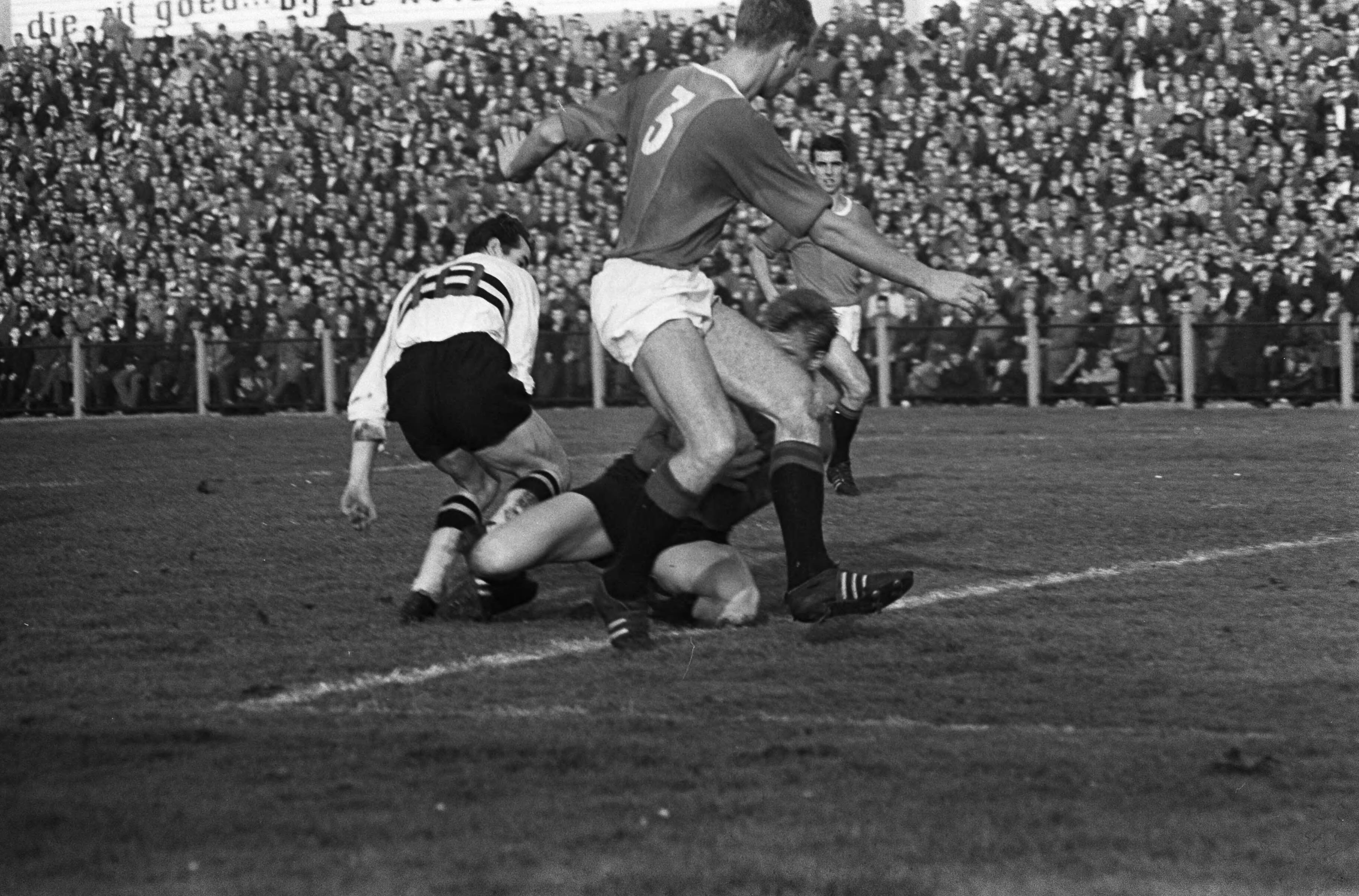 Fotocollectie Anefo — Voetbal. ADO tegen NAC 3-4. Spelmoment voor het doel van ADO met keeper Van Vianen — Foto: Koch, Eric / Anefo. Licentie: Set B: Rechtenvrij / Publiek Domein. Bron: Nationaal Archief. http://hdl.handle.net/10648/aa4c5506-d0b4-102d-bcf8-003048976d84