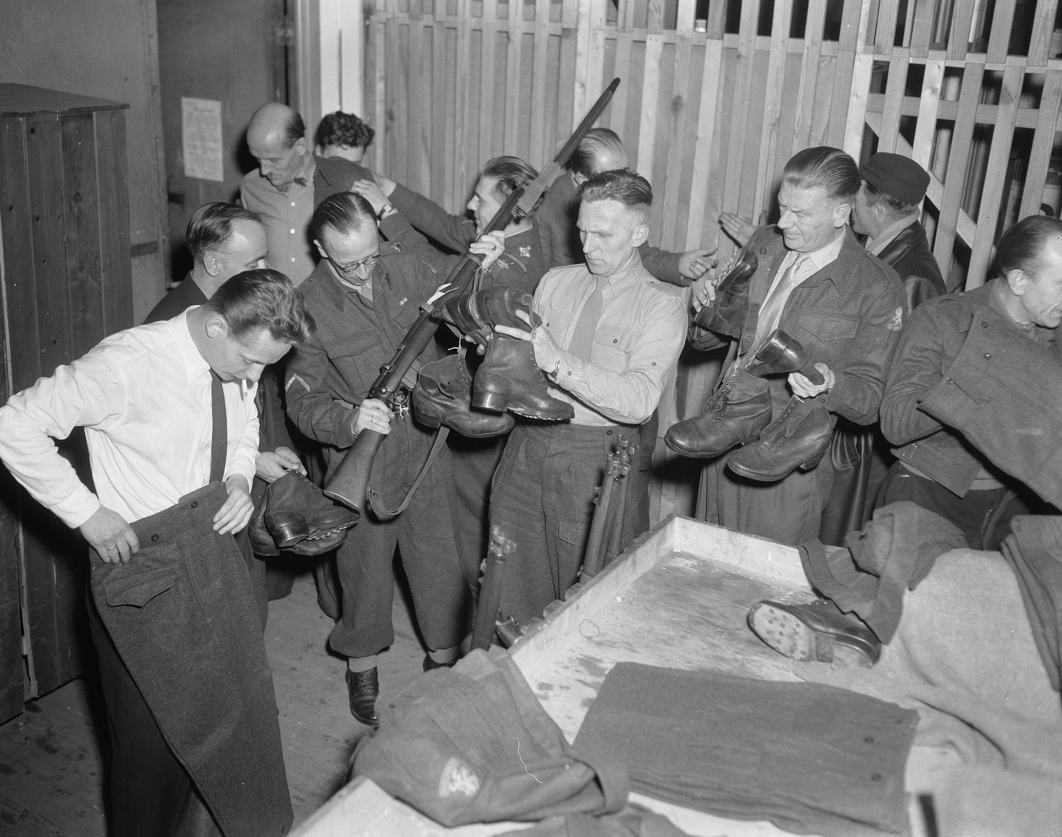 Fotocollectie Anefo — Uitreiking uitrusting Nationale Reserve in Zandvoort — Foto: Pot, Harry / Anefo. Licentie: Set B: Rechtenvrij / Publiek Domein. Bron: Nationaal Archief. http://hdl.handle.net/10648/a953a4ce-d0b4-102d-bcf8-003048976d84
