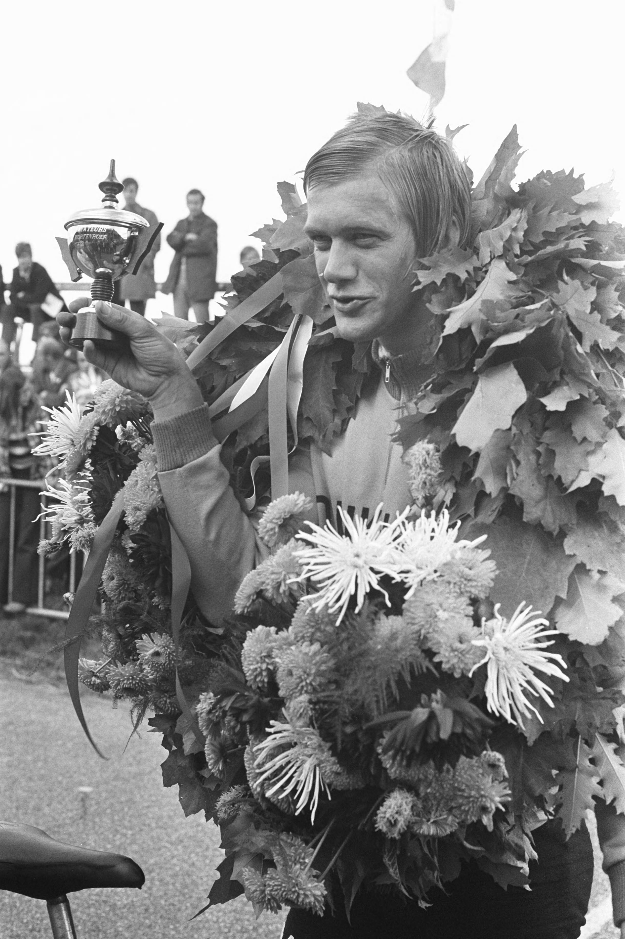 Fotocollectie Anefo — Evert Diepenveen wint Ronde van Kortenhoef. Tijdens huldiging — Foto: Croes, Rob C. / Anefo. Licentie: Set B: Rechtenvrij / Publiek Domein. Bron: Nationaal Archief. http://hdl.handle.net/10648/abf70748-d0b4-102d-bcf8-003048976d84