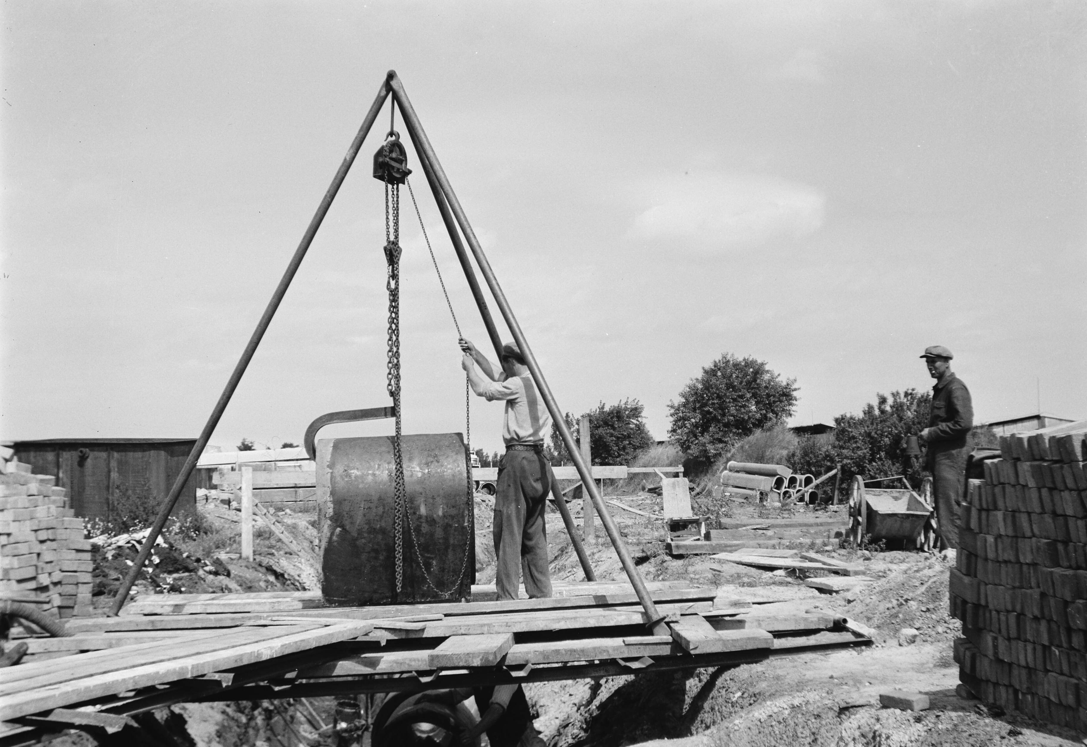 Fotocollectie Arbeidsinspectie — 6x9 Rioleringssleuf terrein H.K.I. te Breda; flauwe taluds, geroerde grond, leggen der buizen — Foto: Onbekend / Publiek Domein of Rechtenvrij. Licentie: Set B: Rechtenvrij / Publiek Domein. Bron: Nationaal Archief. http://hdl.handle.net/10648/ad9f60b8-d0b4-102d-bcf8-003048976d84