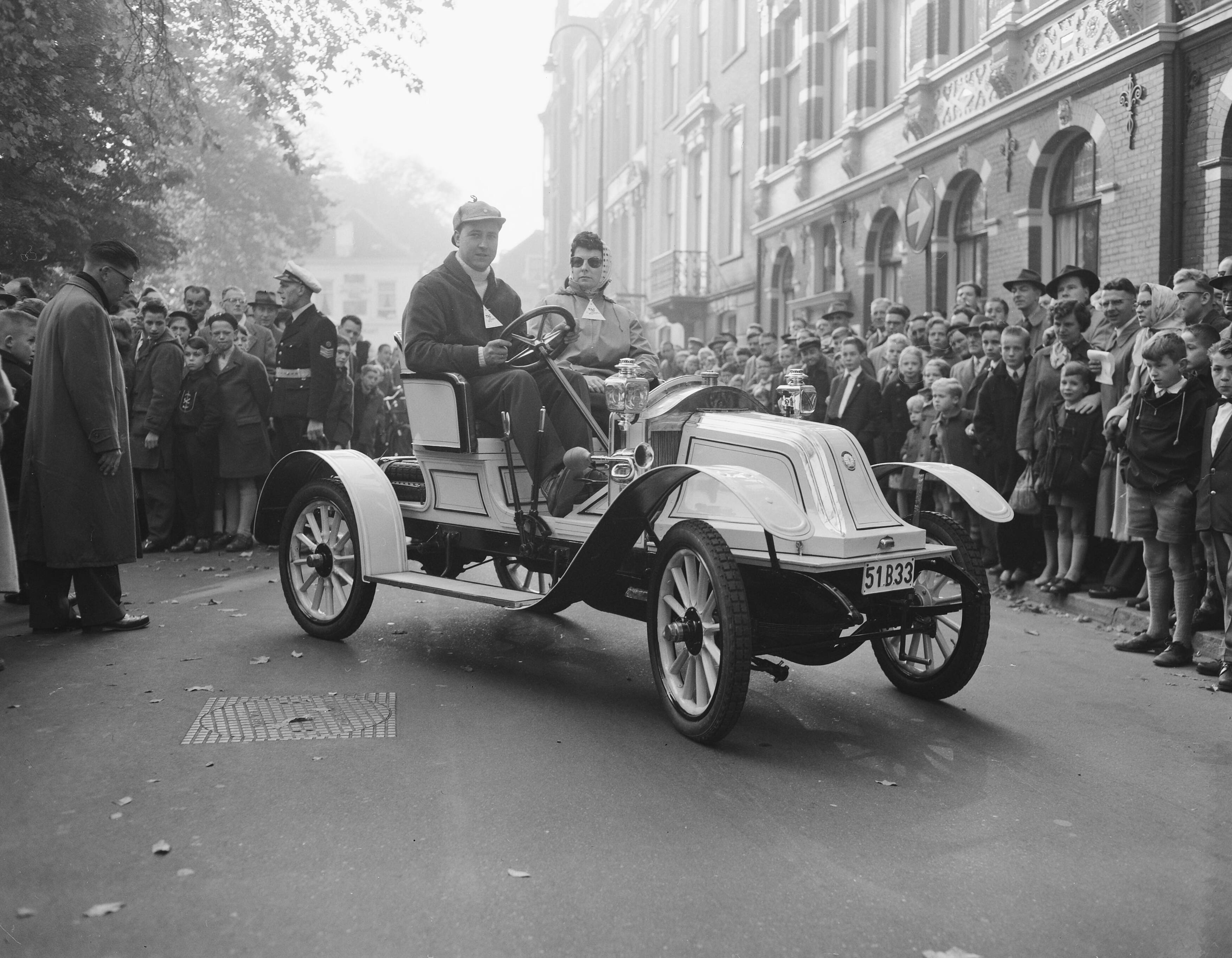 Fotocollectie Anefo — Traditie-rit van de Pionier Automobiel Club te Utrecht — Foto: Behrens, Herbert F. / Anefo. Licentie: Set B: Rechtenvrij / Publiek Domein. Bron: Nationaal Archief. http://hdl.handle.net/10648/a96c4e7a-d0b4-102d-bcf8-003048976d84